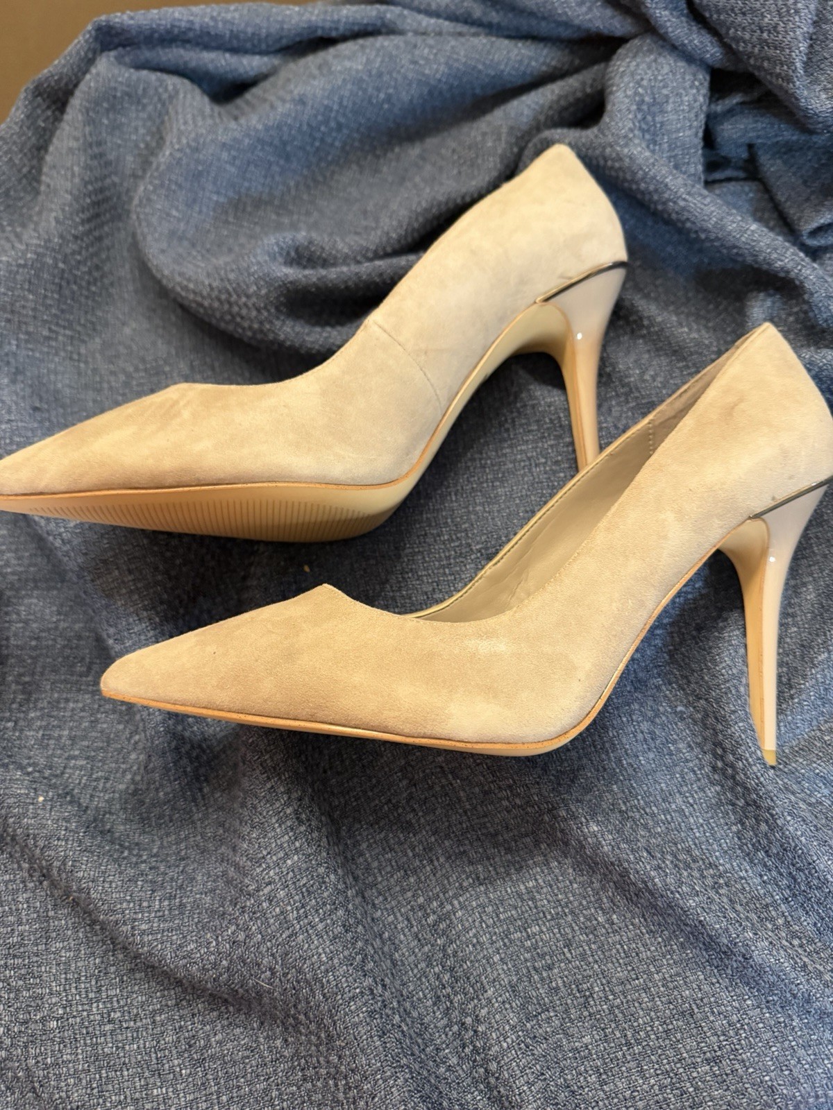 White House Black Market Tan Golden Brown Suede Heels size 8.5 Olivia Fungi