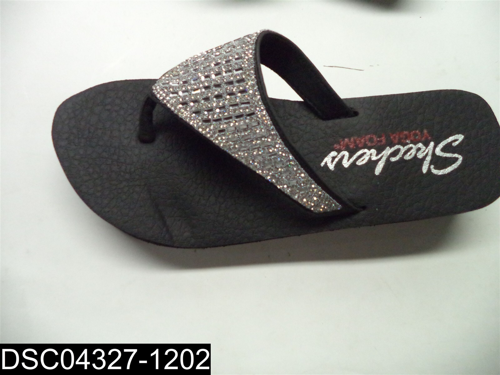 Size 7 Women’s Skechers Black & Silber Vinyasa Flip Flop Sandals 31601/BLK
