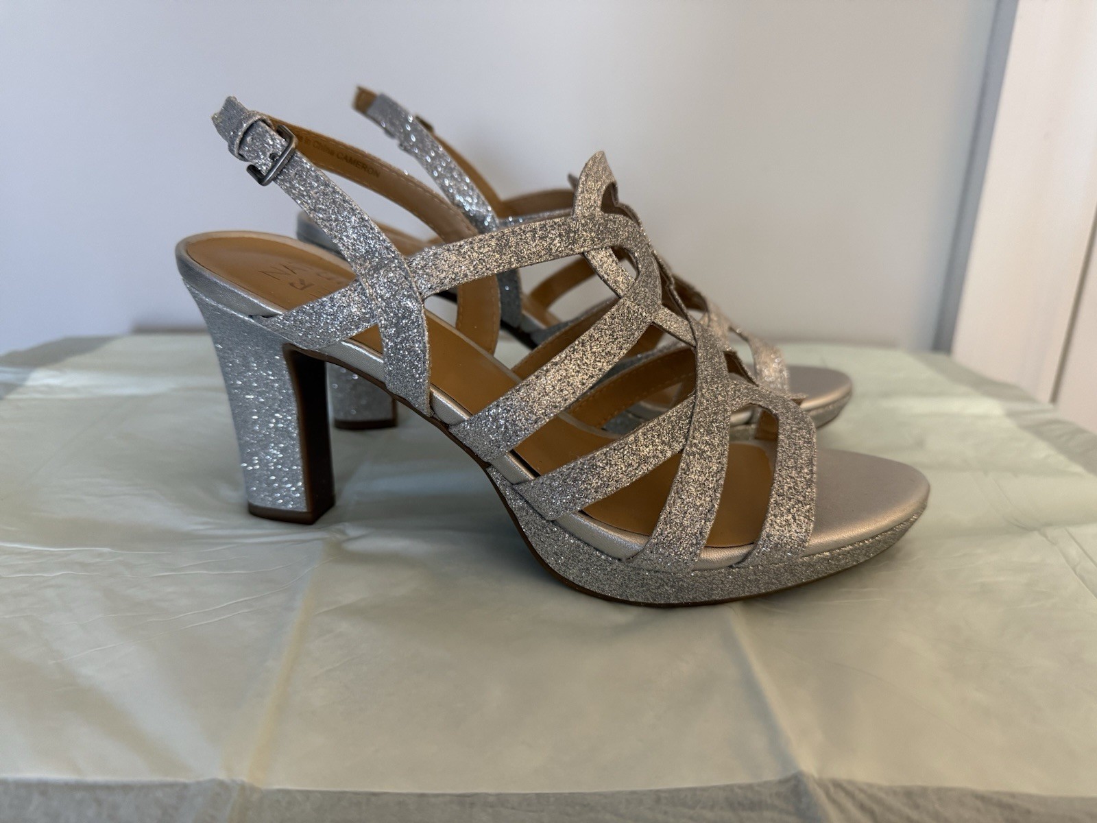 Naturalizer Shoes Womens Size 7M Silver Strappy Heeled Sandals Glitter