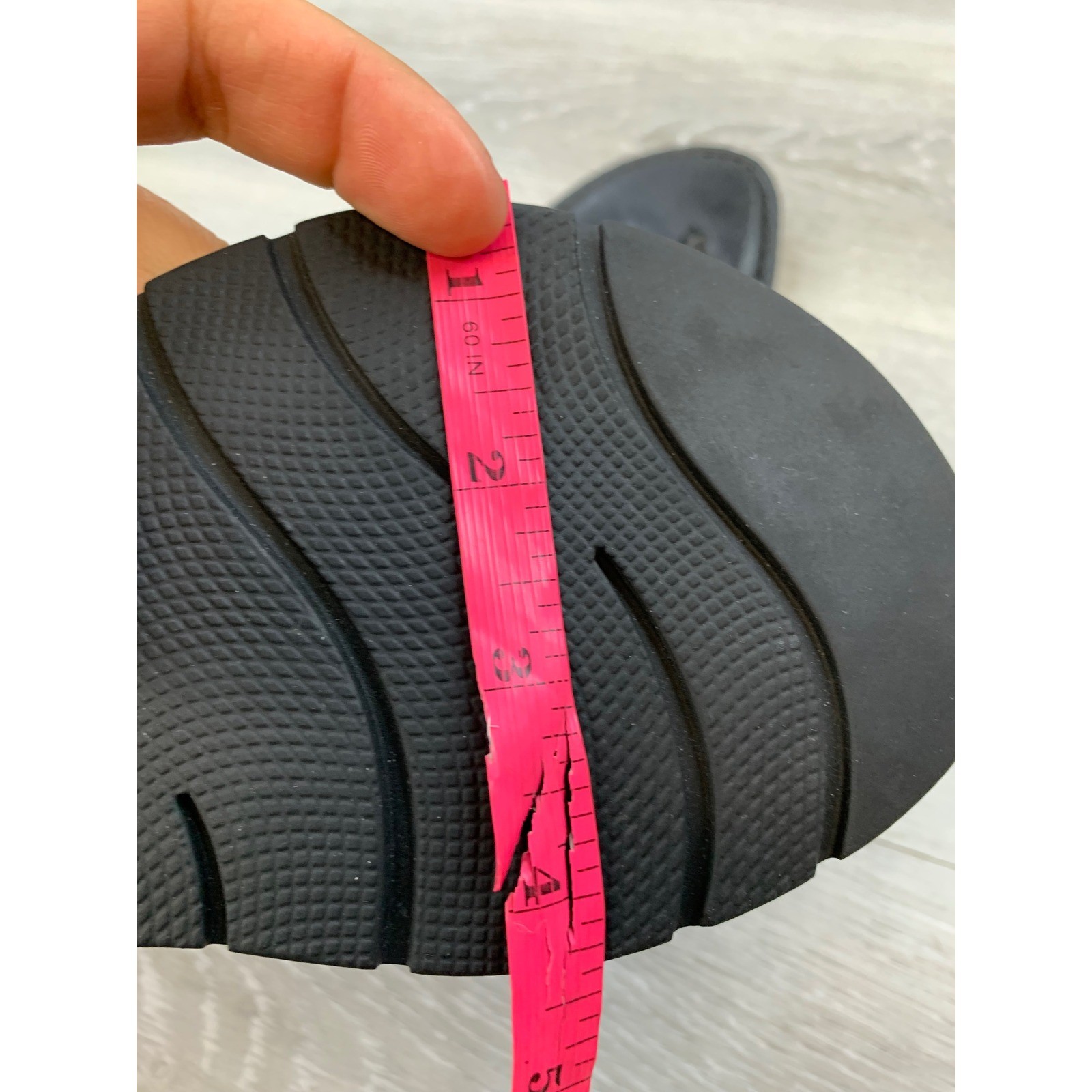 Born Women’s Sandals Black Leather T-Strap Comfort Flat 9 Casual Comfort Shoes