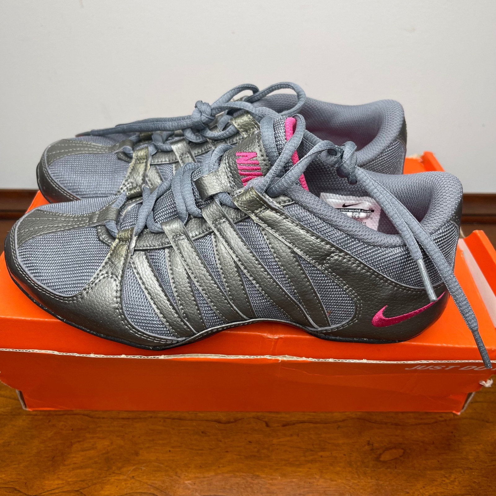 Nike Musique IV Cool Grey Vivid Pink Metallic Dance Running Shoes Womens 5