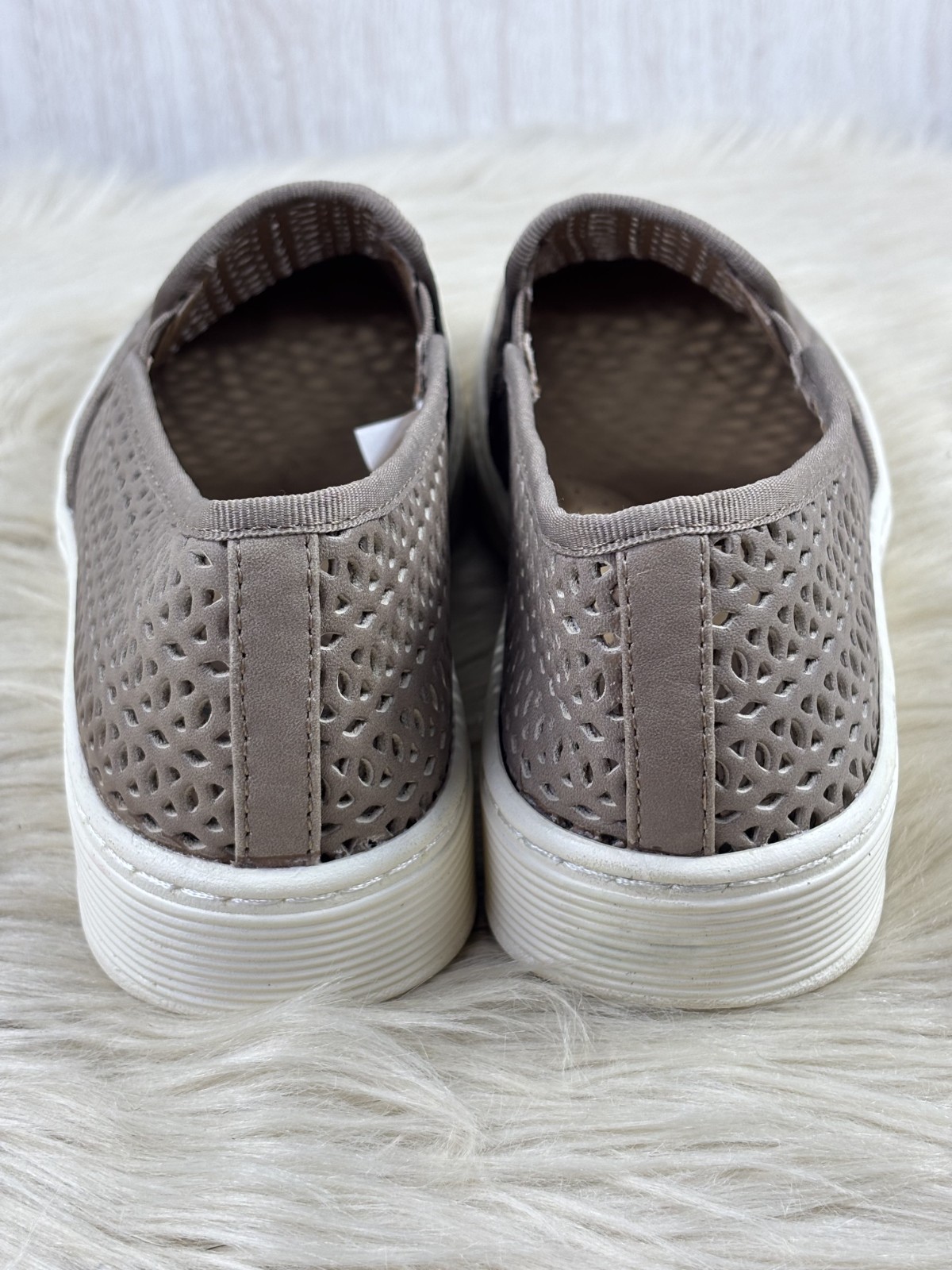 NWOT Sofft Somers II Sneakers Taupe Perforated Leather Slip On Womens 8M