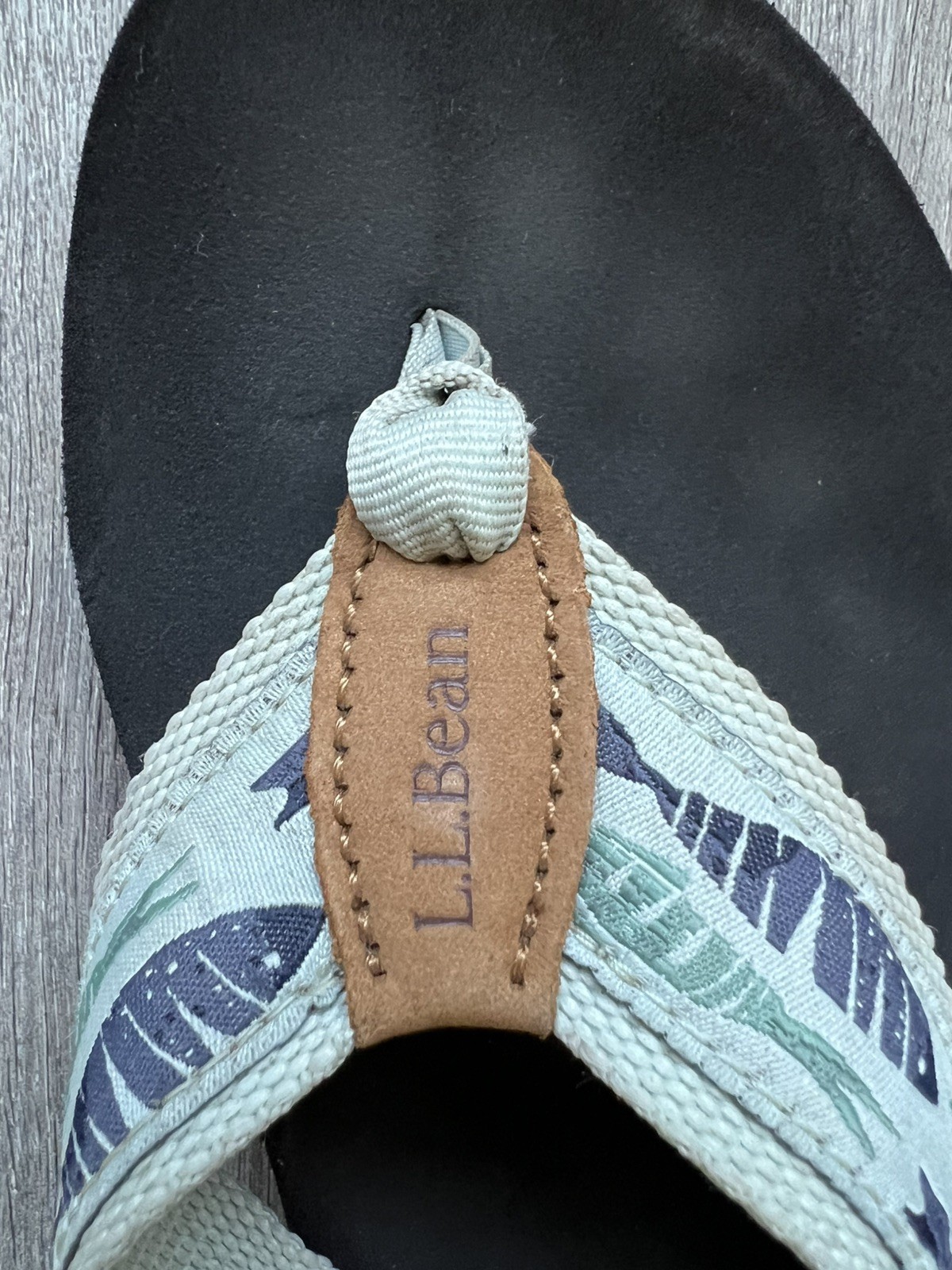 So much fun!! Two pairs LL Bean 9M Women’s Flip Flops-Woodblock Fish & Dragonfly