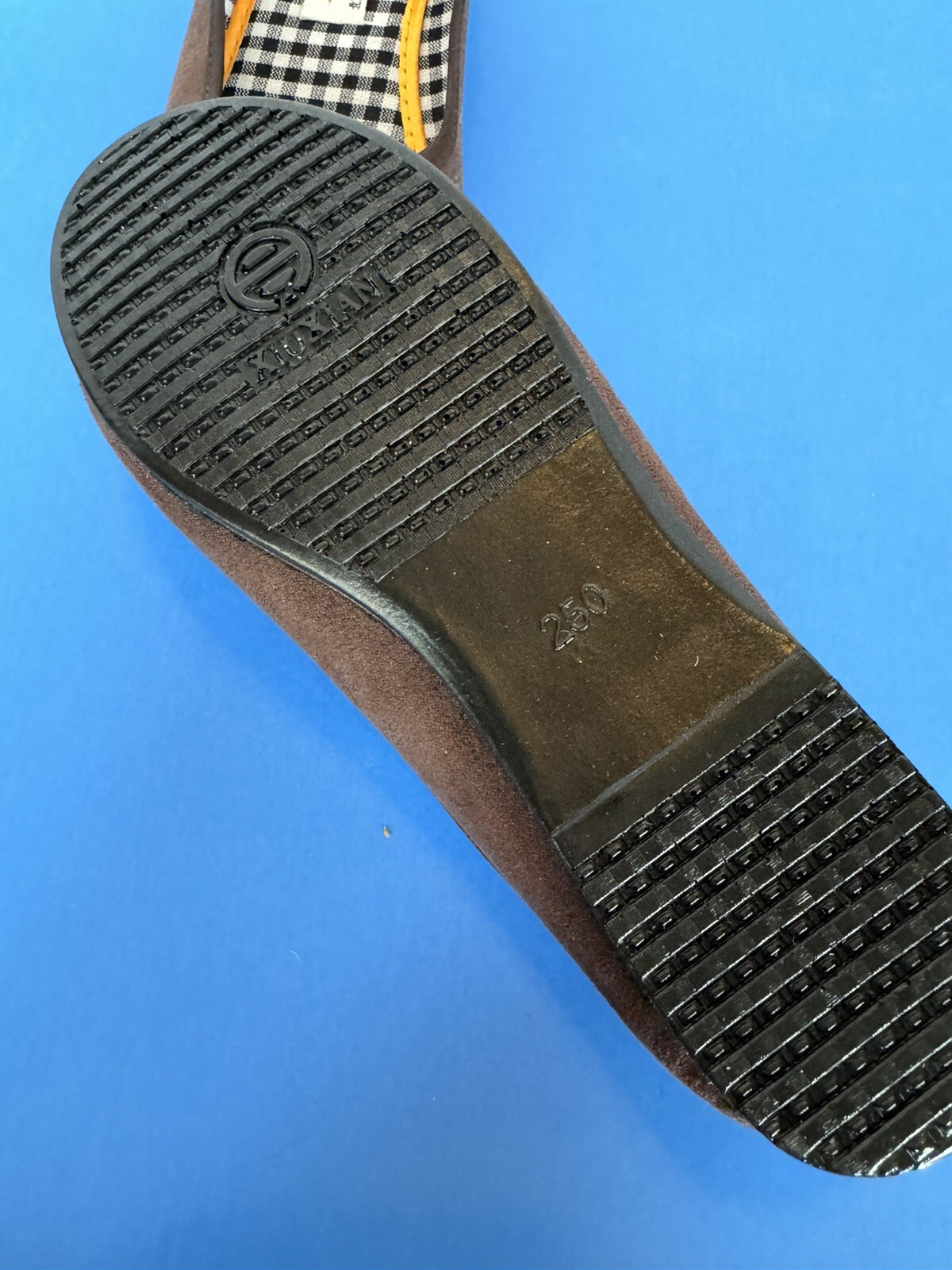 XIUXIAN WOMEN’S BEAUTIFUL SLIP ONS / SIZE 250 OR SIZE 9 M / SUPER CLEAN AND NEW