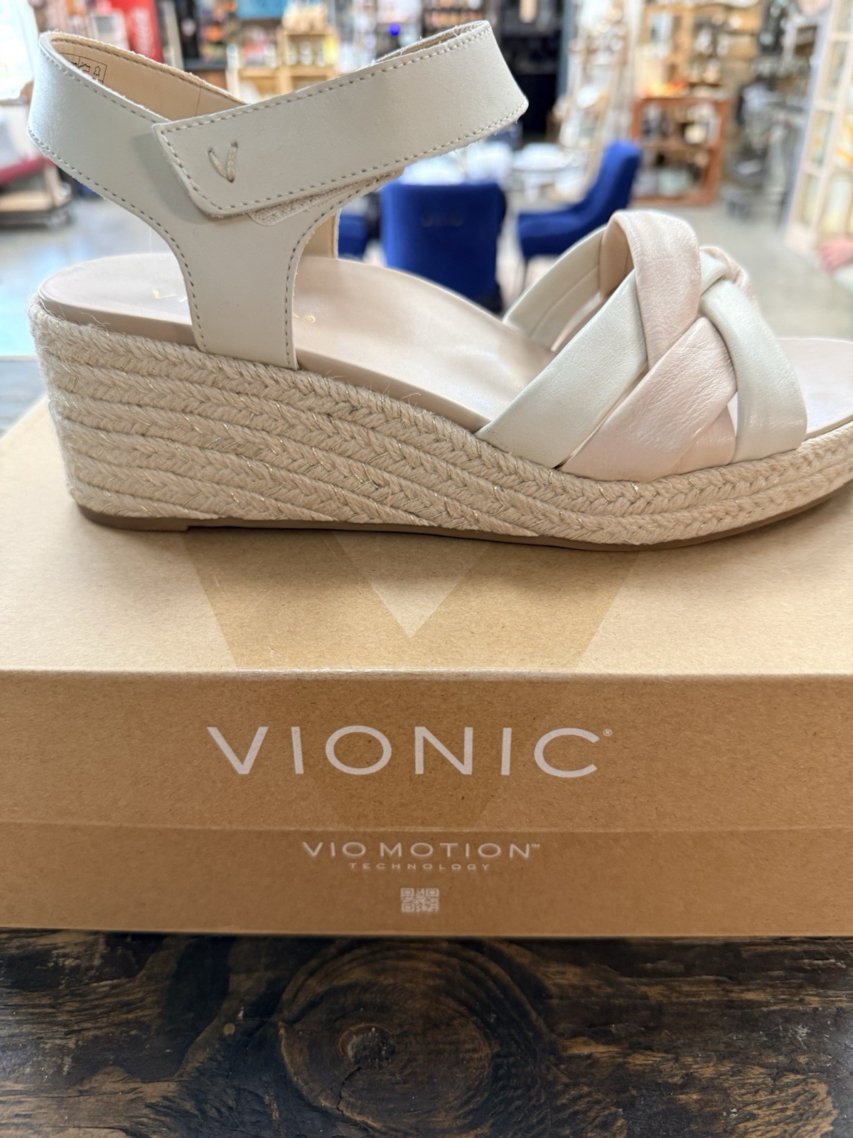 Vionic Women’s Saratoga Camel/cream Wedge Sandals 10W