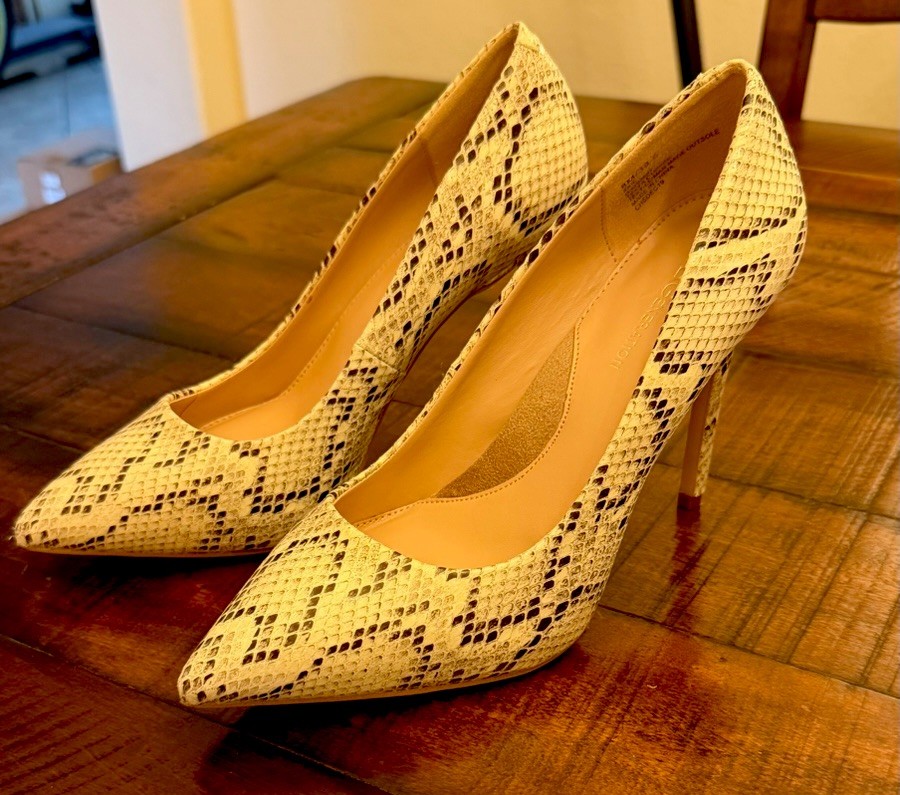BCBG GENERATION Size 8 Pastel Snakeskin Shimmer Pointed Stiletto Heels