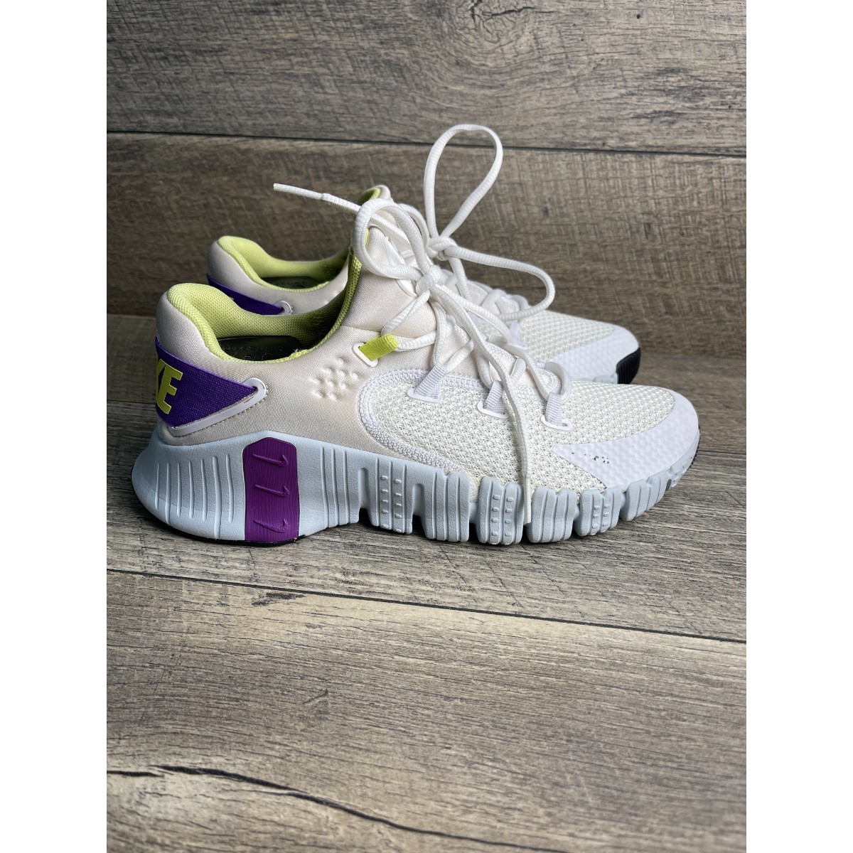 Nike Free Metcon 4 CZ0596-157 Womens 9.5 Running Shoes White Wild Berry Sneaker