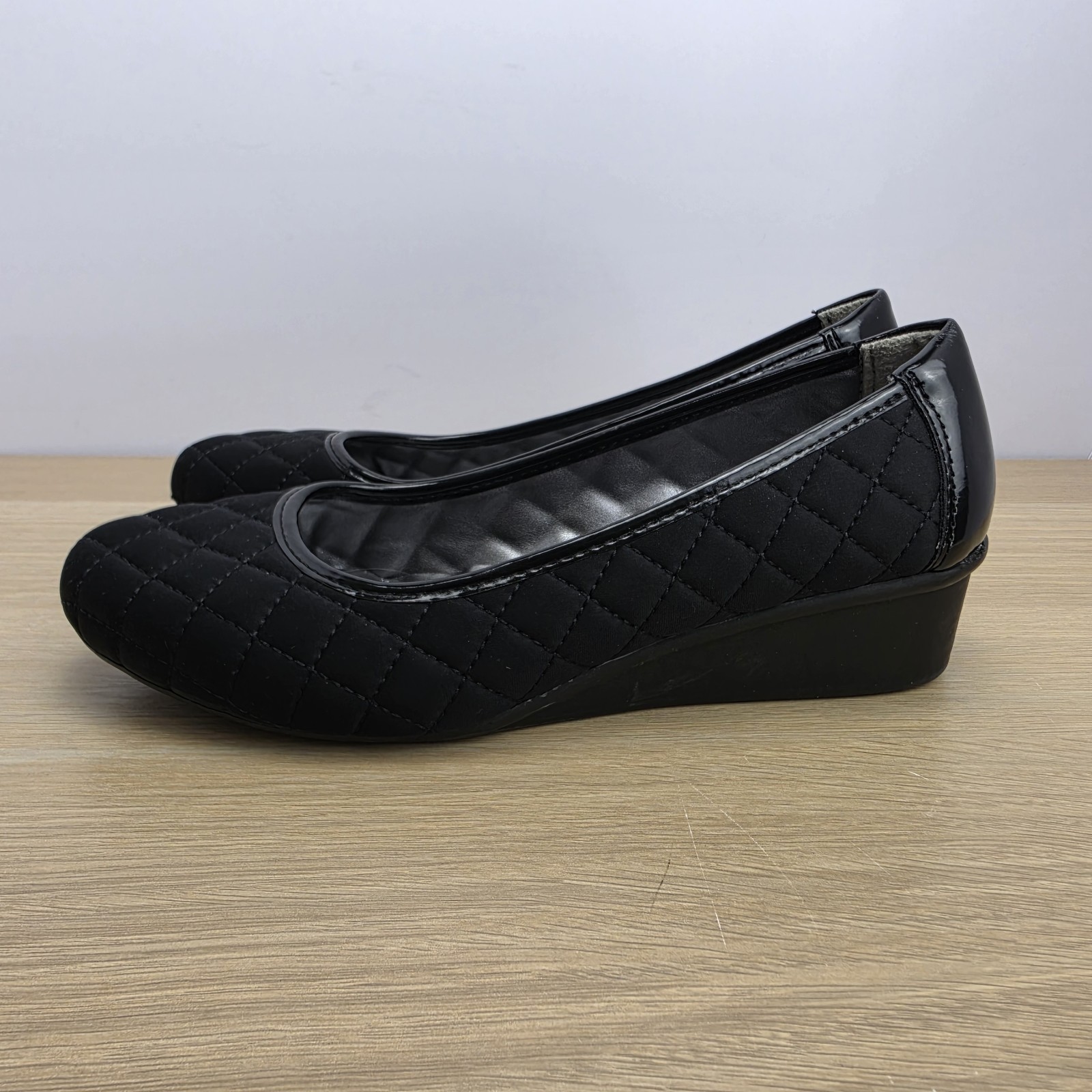 London Fog Womens 8M Black Quilted Pumps Low Wedge Heels Slip On Career Comfort