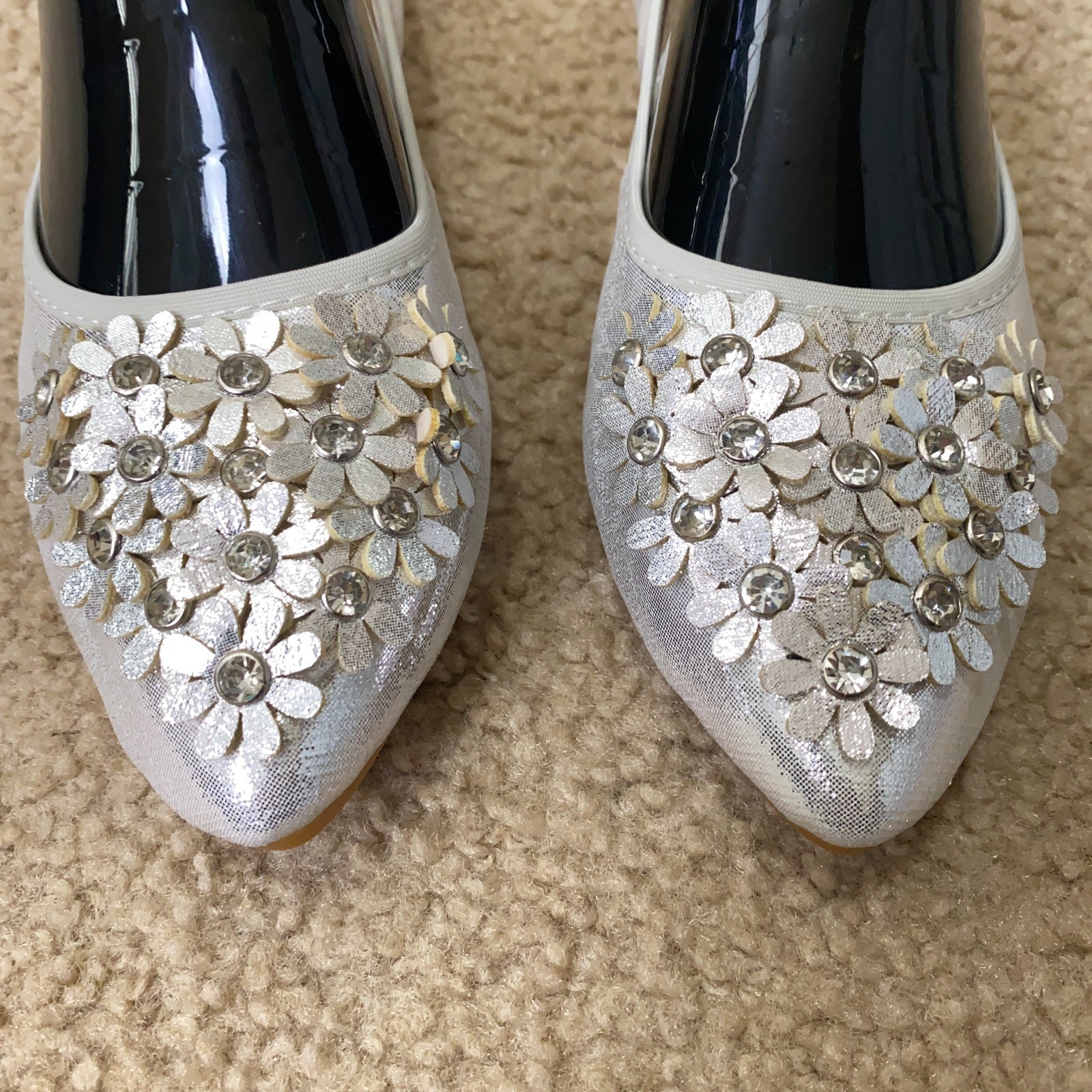 Guansitu Womens Lightweight Slip On Flats Shoes Silver Sz 8 Sequins & Rhinestone