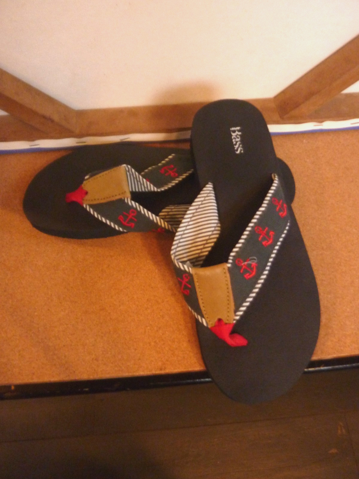 BASS SEASIDE TEXTILE&LEATHER ANCHOR DESIGN FLIP FLOP SANDAL WM. SZ. 7M NWOB