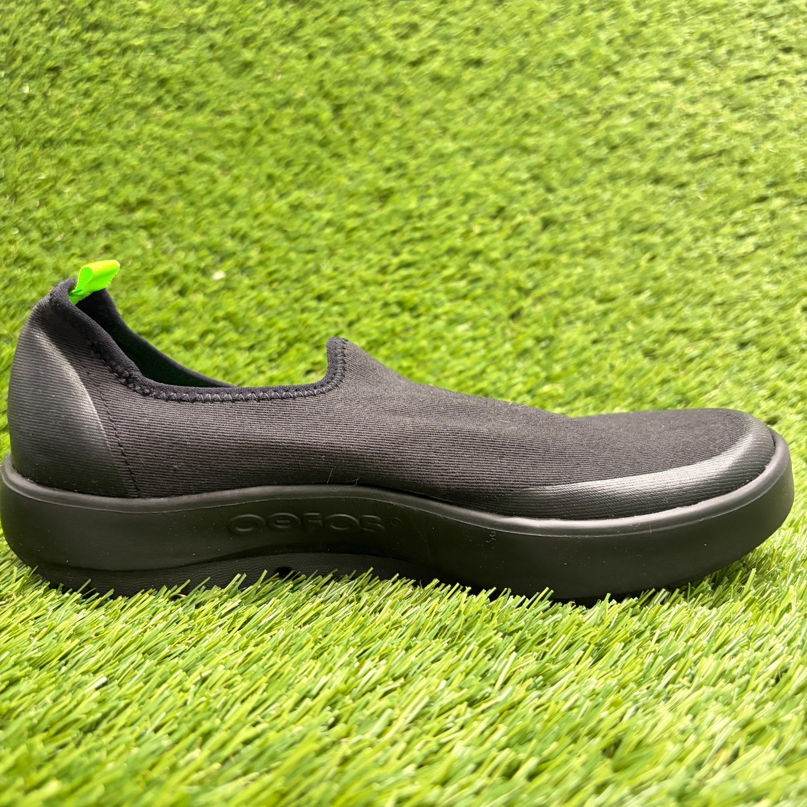 OOFOS OOmg eeZee Low Womens Size 7.5 Black Casual Walking Slip On Recovery Shoes