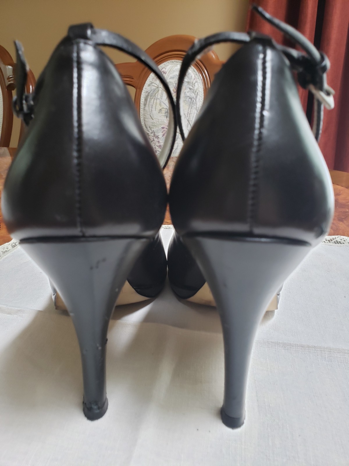 TAHARI Classic Black Leather Ankle-Strap Women’s Pumps. Sz.7