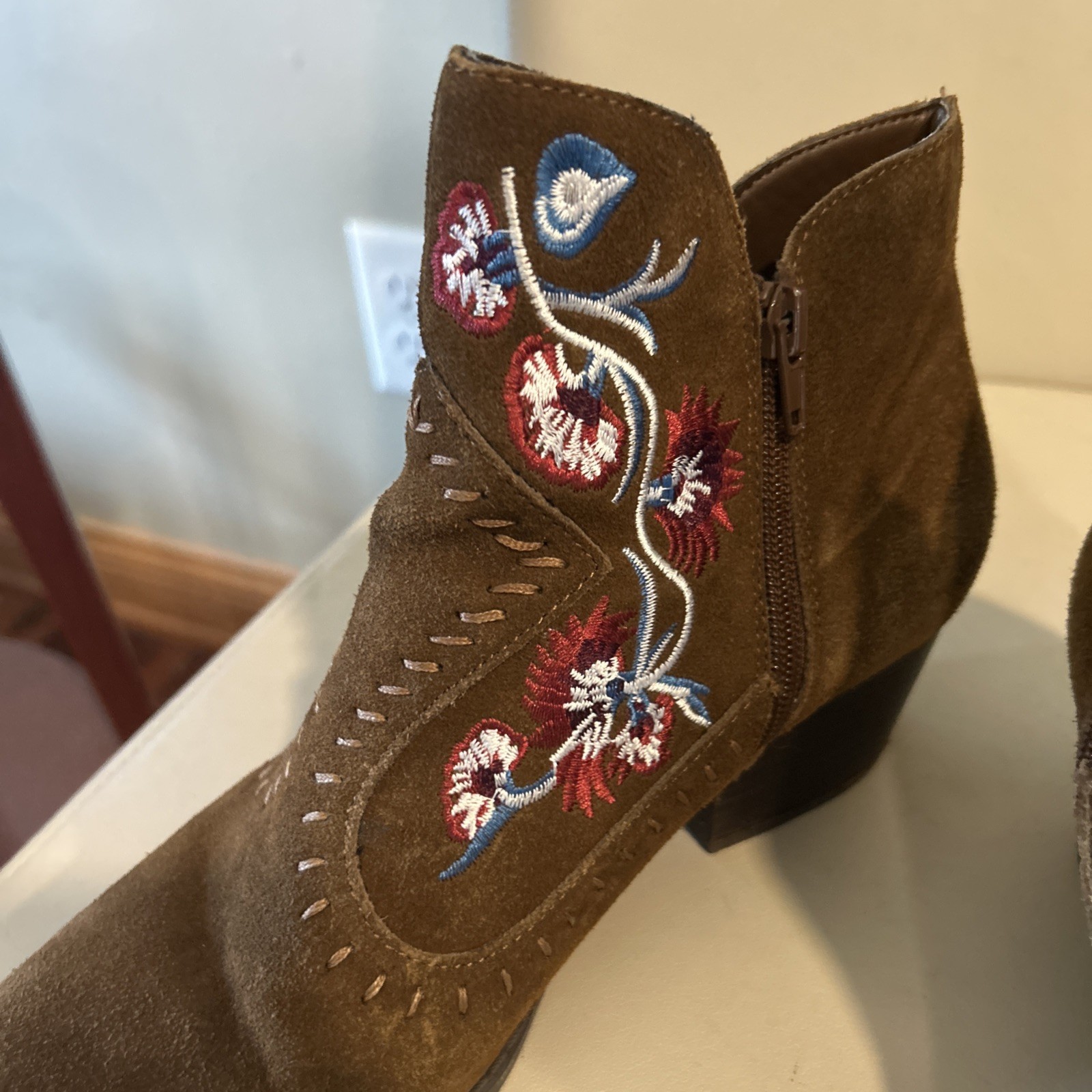 Carlos by Carlos Santana Sz 8 M Women’s Suede Ankle Boots W/ Floral Embroidery