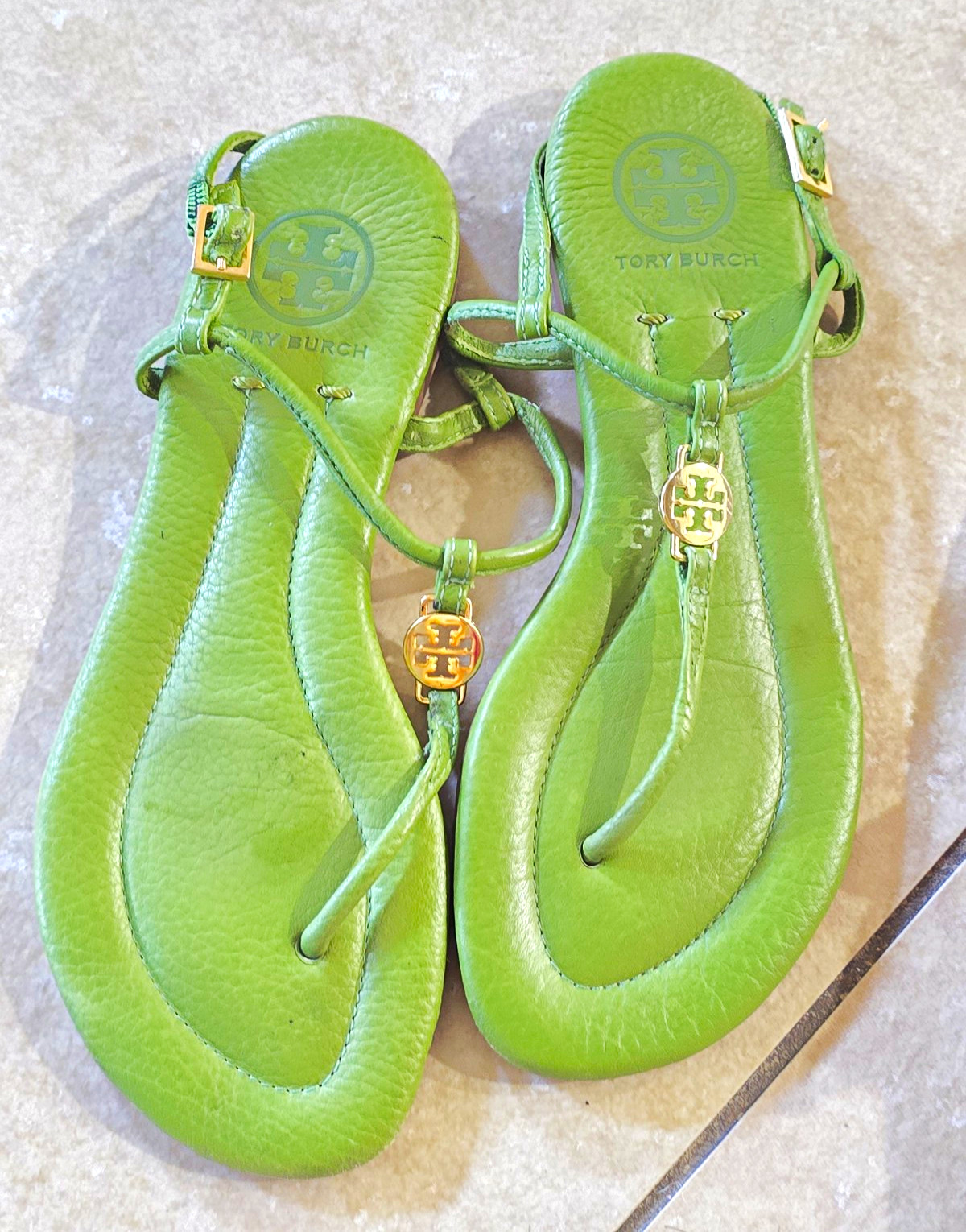 Tory Burch Green Leather Thong Sandals Logo Buckle Adjustable Straps Women 5