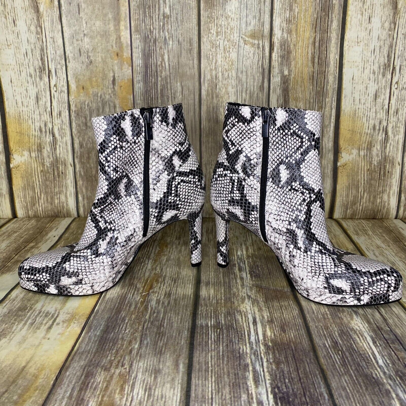 NWOT Womens Naturalizer «Tiana» Snake Print 2.5 in Heeled Bootie size 6.5