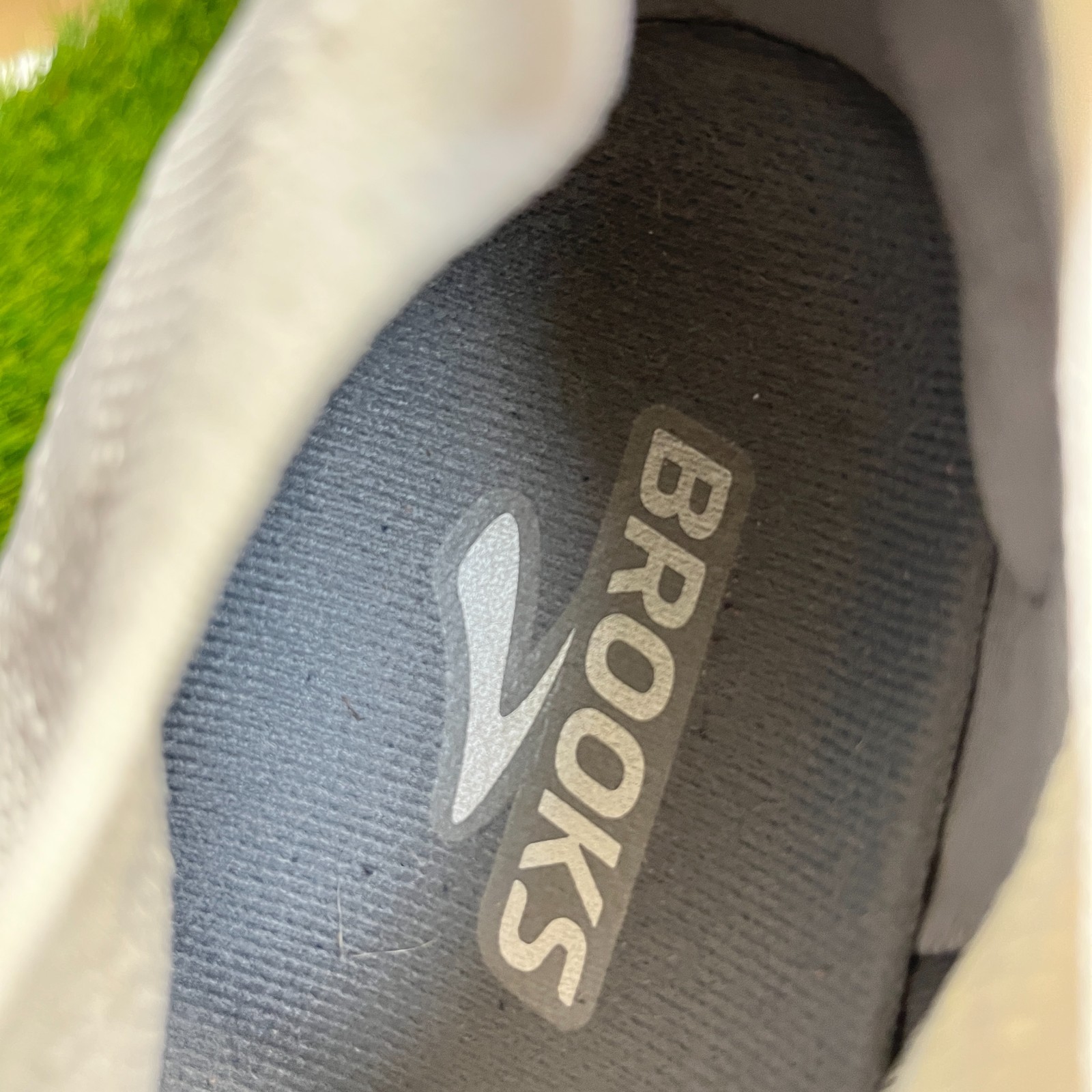 Brooks Levitate 4 LE Womens Size 11 White Silver Athletic Running Shoes Sneakers