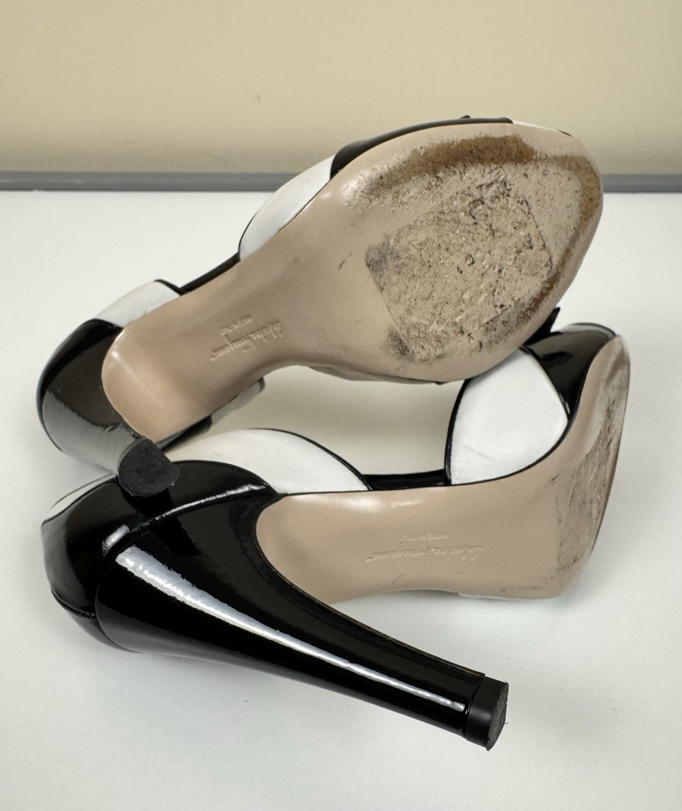 Salvatore Ferragamo Manuela Black/White Colorblock Patent Leather Peep Toe 5B