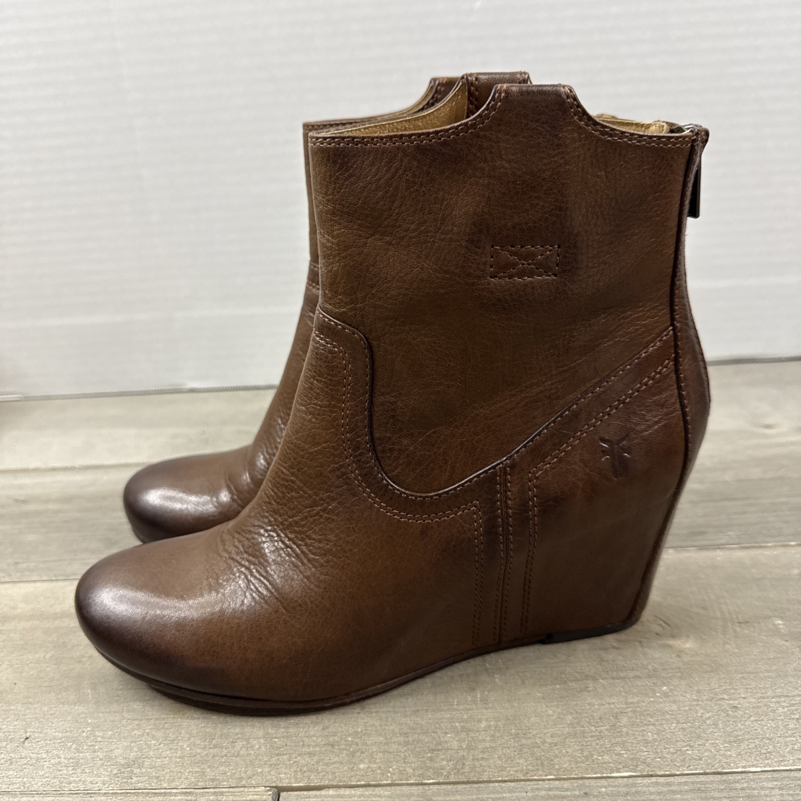 Frye Carson Covered Wedge Ankle Bootie Boots Zip Cognac Brown Leather 8.5 M