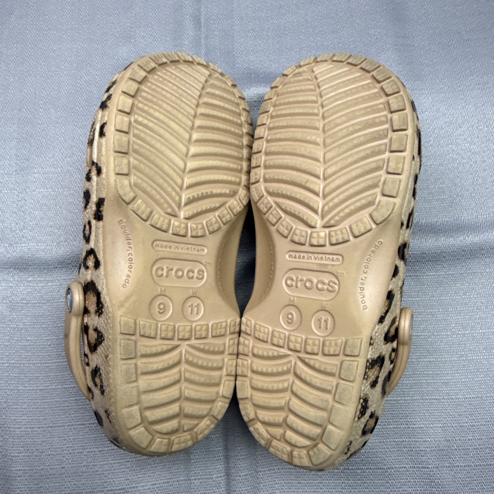 Crocs Adult Baya Leopard Print Clogs Men’s Sz 9 Women’s Sz 11