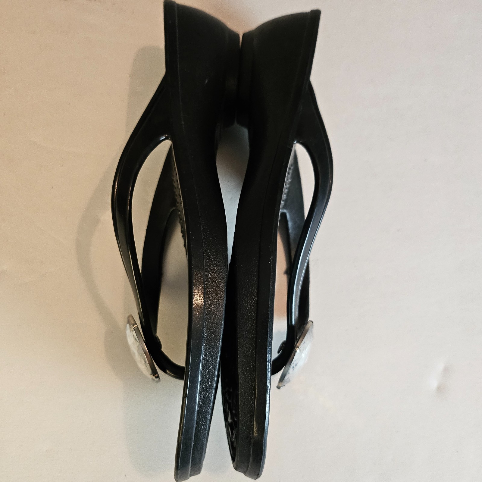 Oka B Womens heeled Black Flip Flop Sandals Size Medium Large with Large Gem