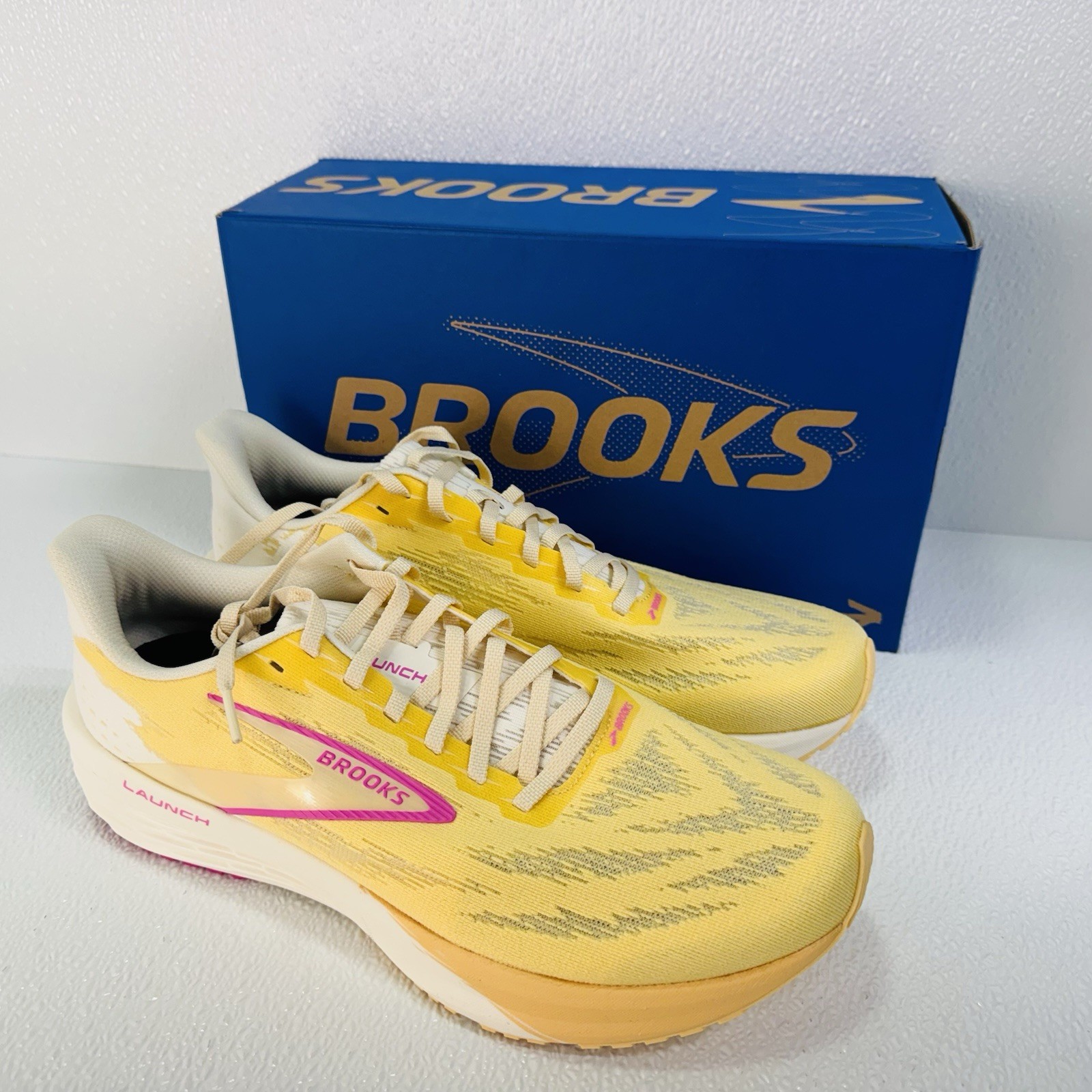 Brooks Launch 11 Women Running Shoe US Size 11 New Sherbert / Coconut / Pink