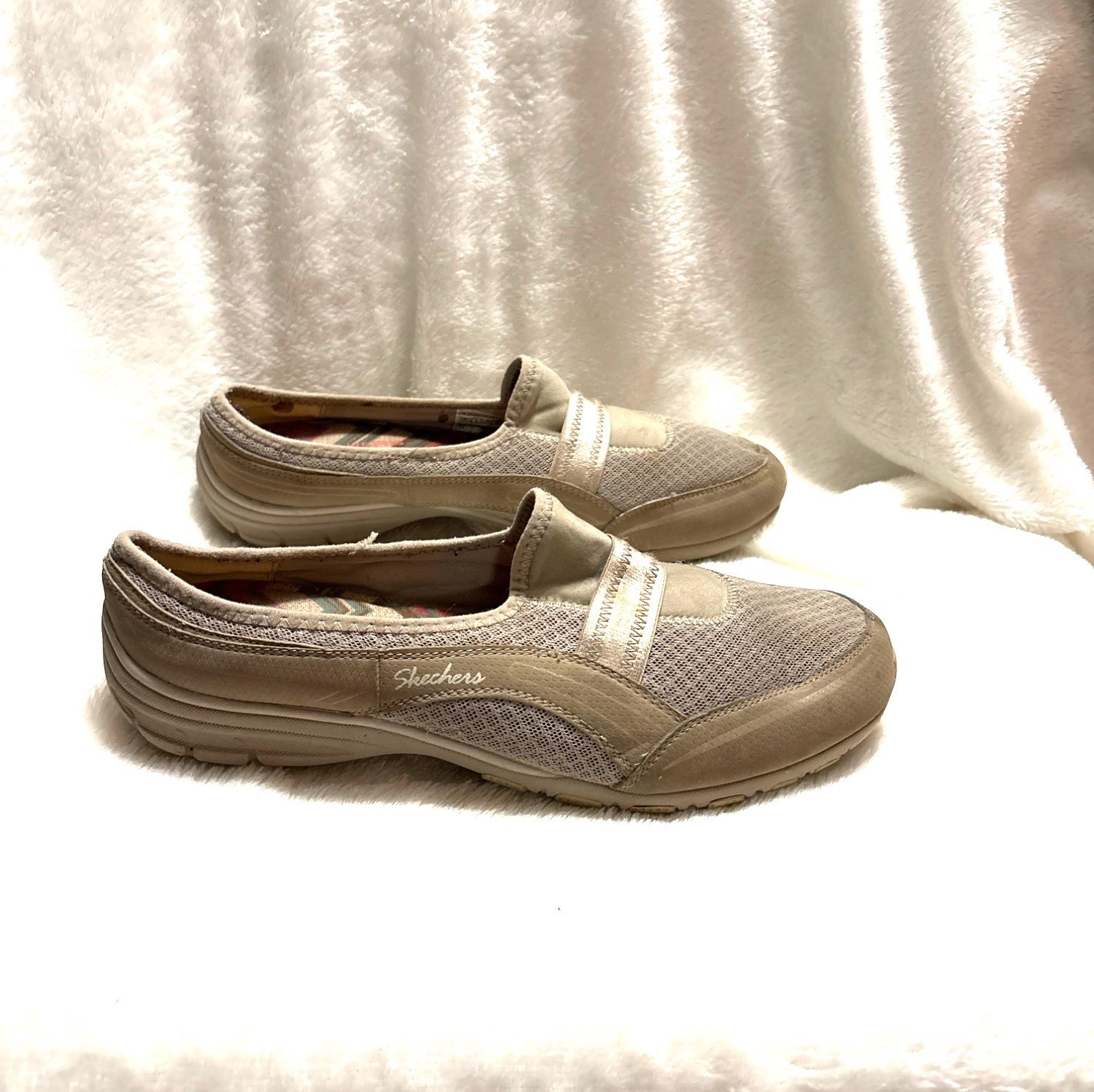 Skechers Womens Beige Slip-On Shoes Size 10 US UK 7 EUR 40 Synthetic/Textile Upp
