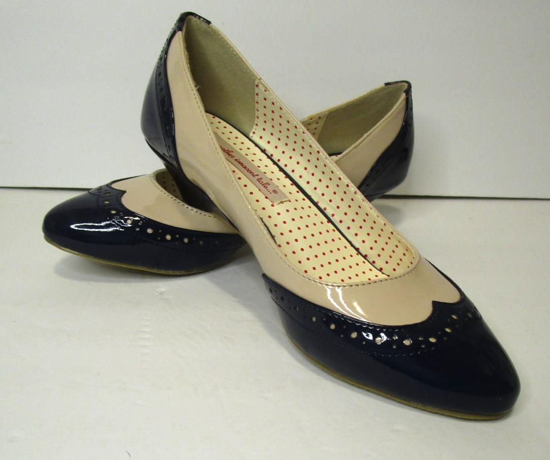 B.A.I.T. Ida Heeled Oxford Pumps Retro Two Tone Cream/Navy Shoes Women’s Size 8