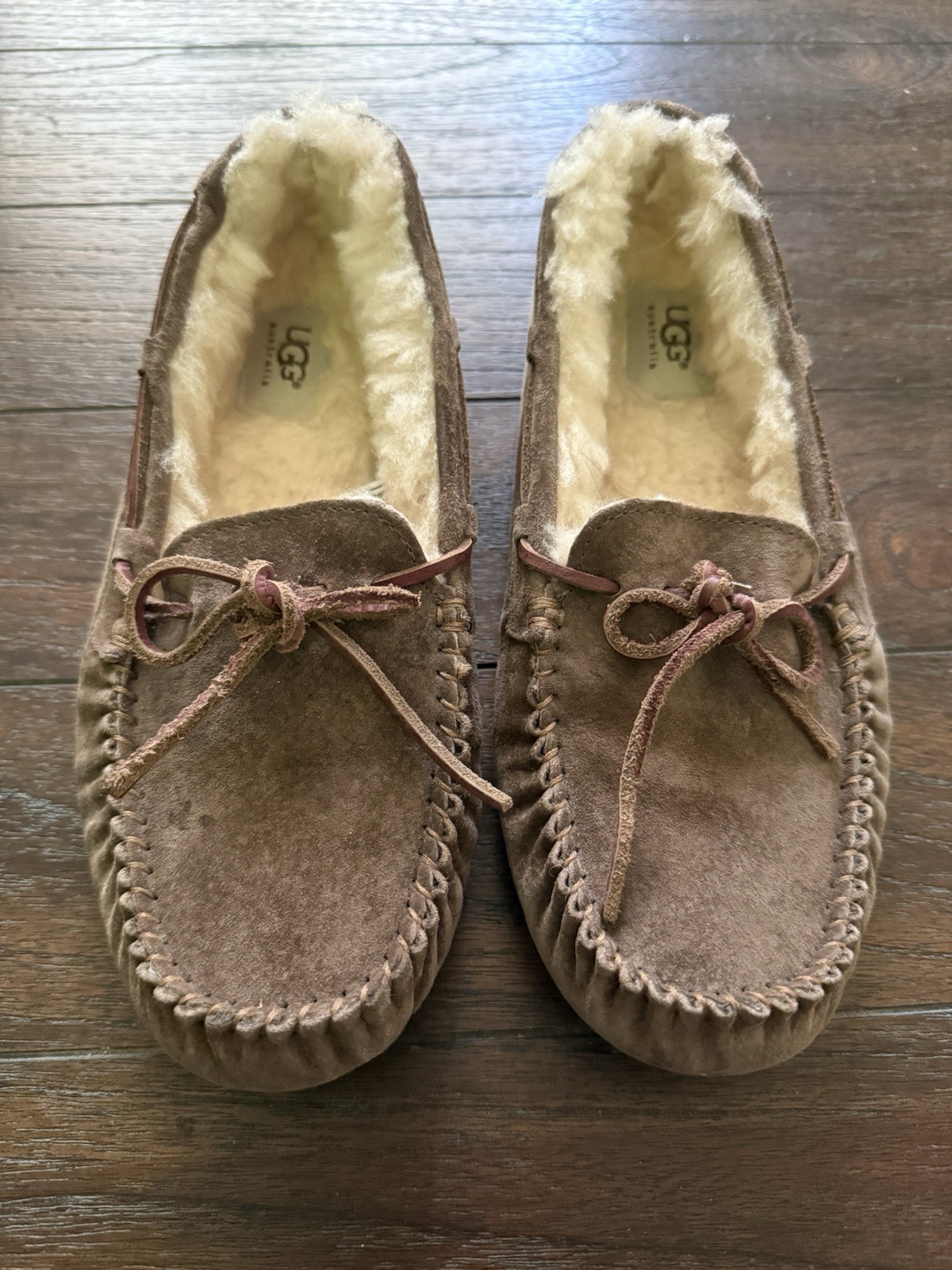 Women’s UGG Australia Dakota Moccasins Slippers Size 9 Wool Lined Excellent Cond