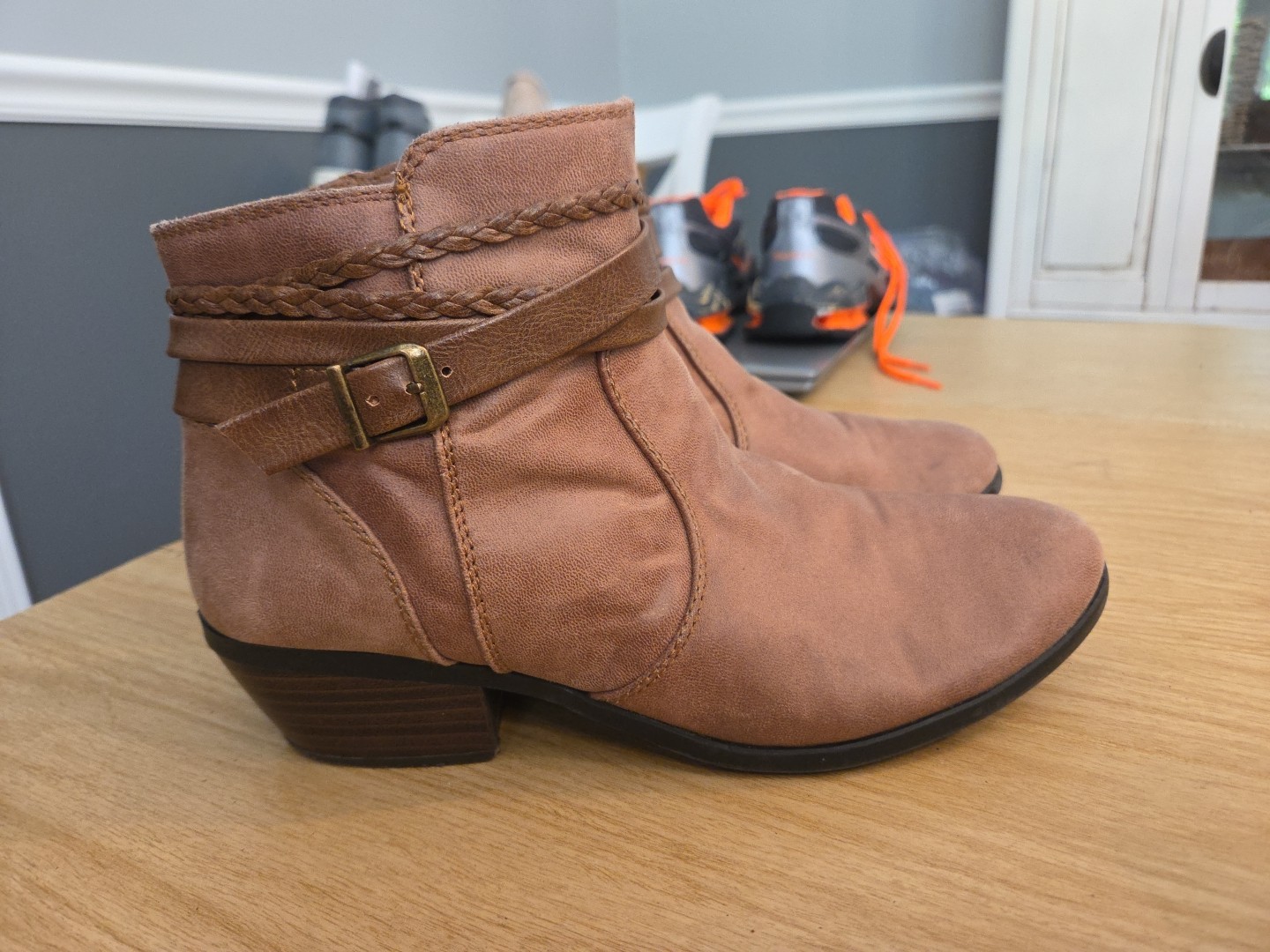 Yuu Size 8.5 Booties Heel 1.75” Shade 4” Zip #But1