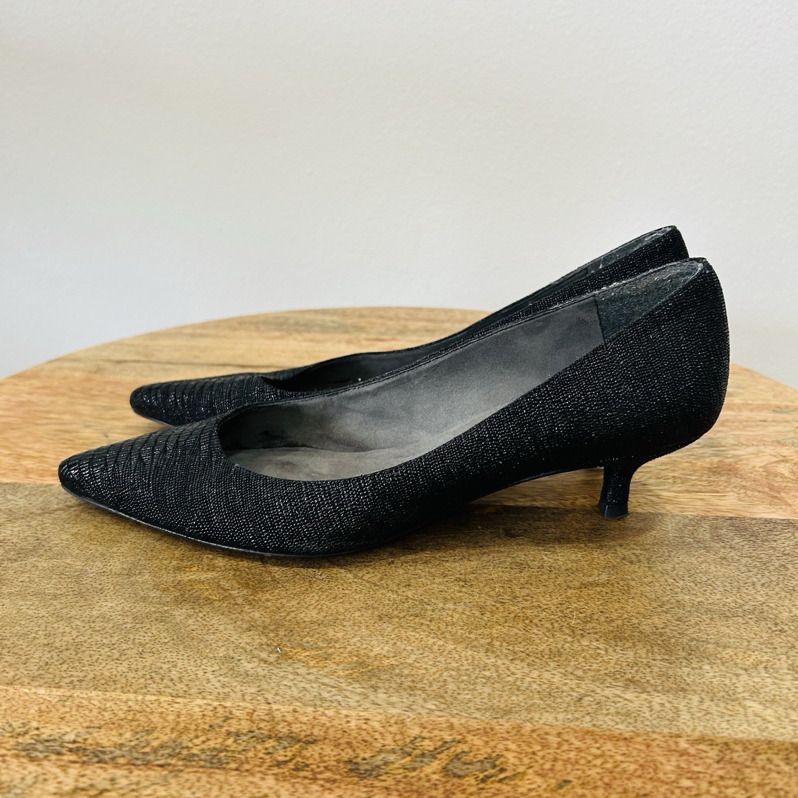 Vintage 1990s Black Stuart Weitzman Textured Poco Kitten Heels Size 8.5