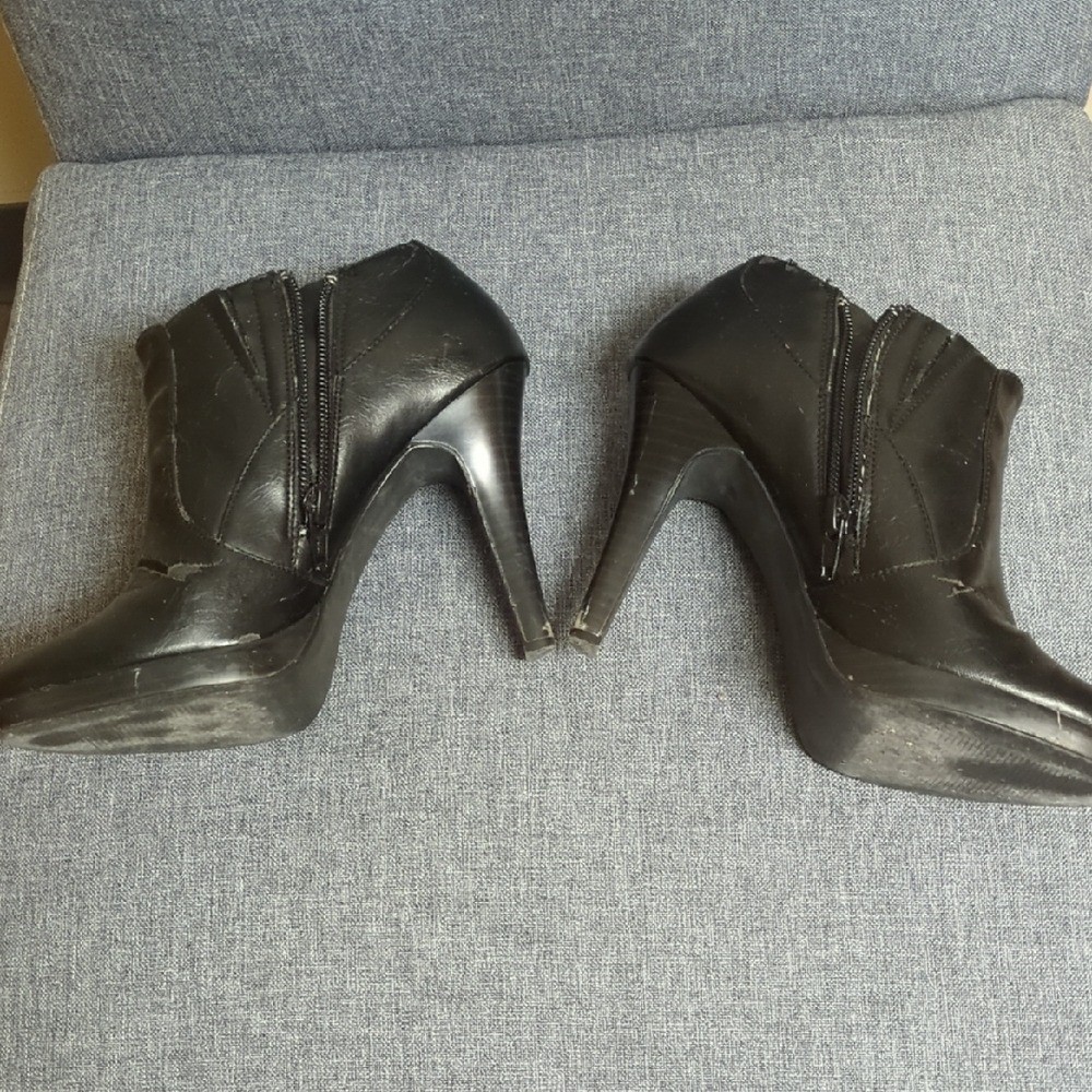 #AnkleBooties #BlackBoots #FallFashion VNTG Leather Stiletto Booties 🪩 Club Nig