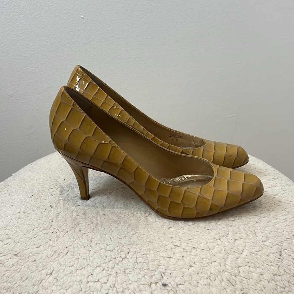 BCBG gold/yellow reptile textured Heels Elegant Design size 6.