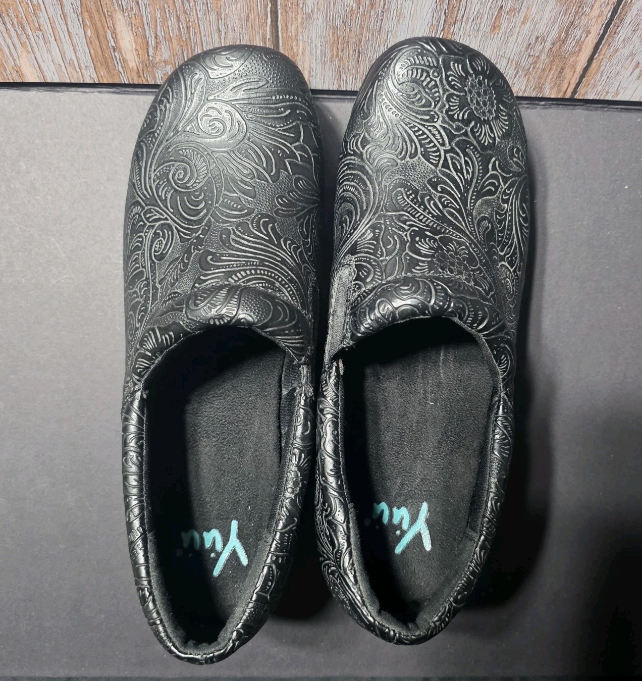 Yuu Bethanee Black Tooled Embossed Leather Floral Paisley Clogs Slip-On Shoes 8W