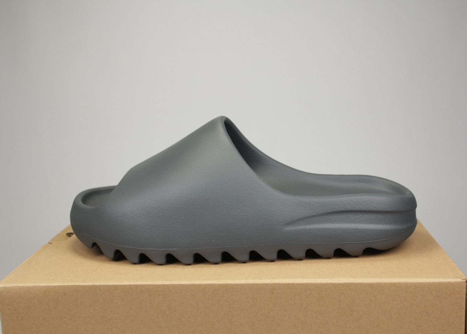 Adidas Yeezy «Slate Grey»- NEW WITH BOX -FAST SHIPPING – Unisex Slide- ID2350
