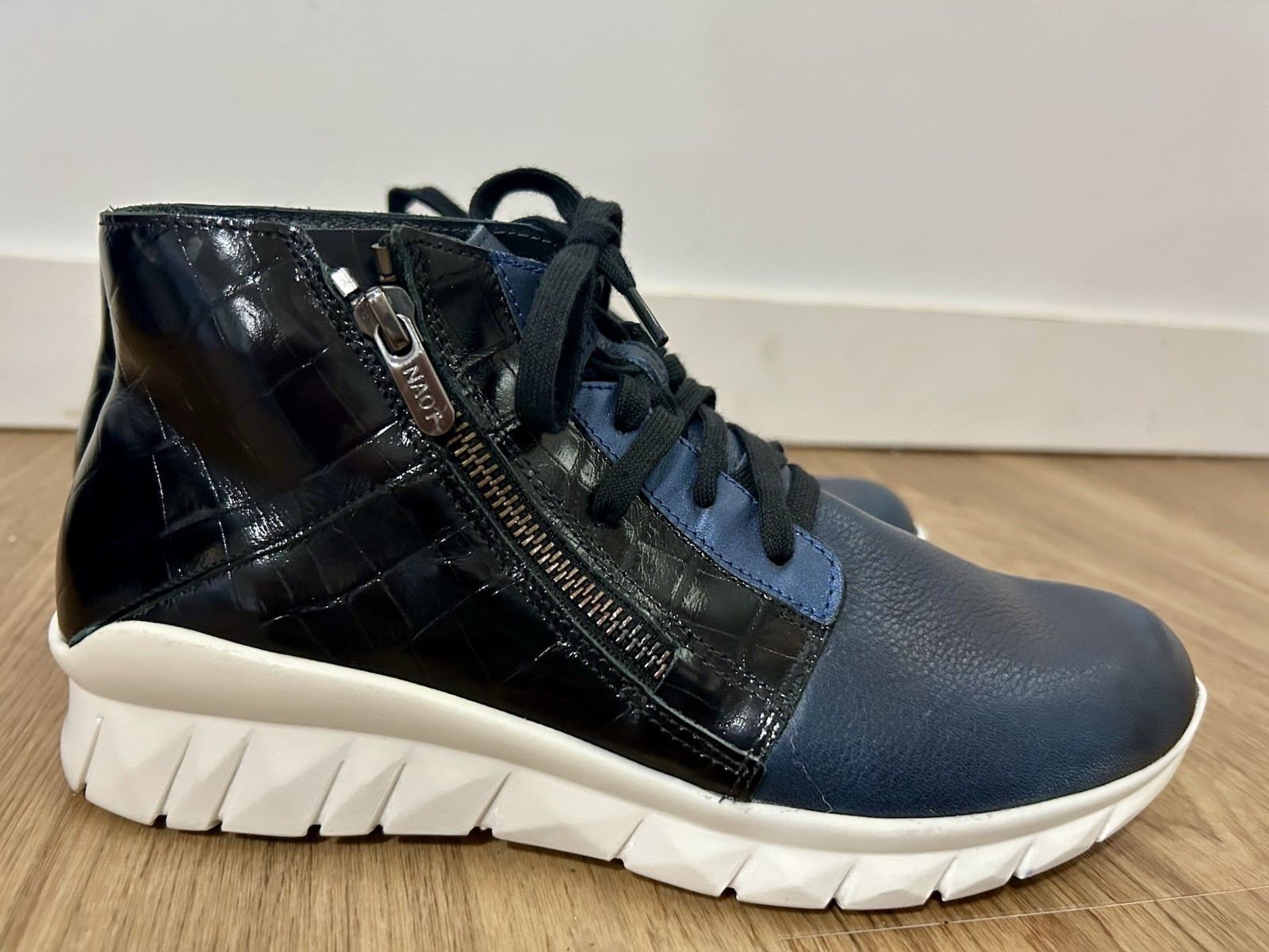 NAOT Footwear Women’s Polaris Sneaker Soft Ink Leather Navy Blue Zip Size 38 7