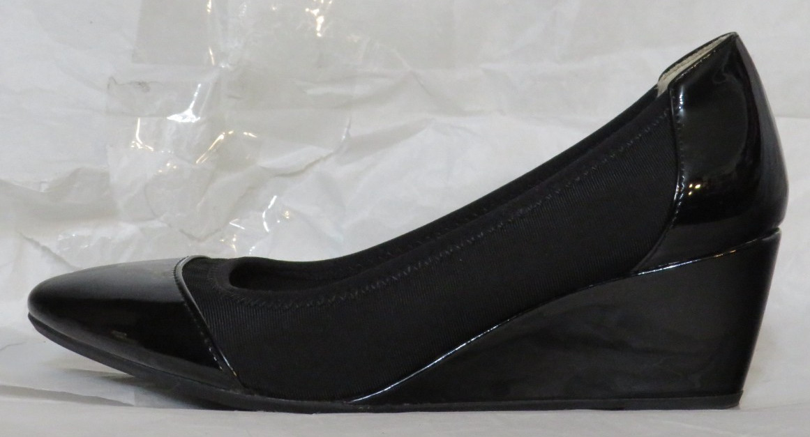 LIFESTRIDE WOMEN PUMP 6 WIDE BLACK FAUX PATENT LEATHER STRETCH GORE TOPLINE NWOT