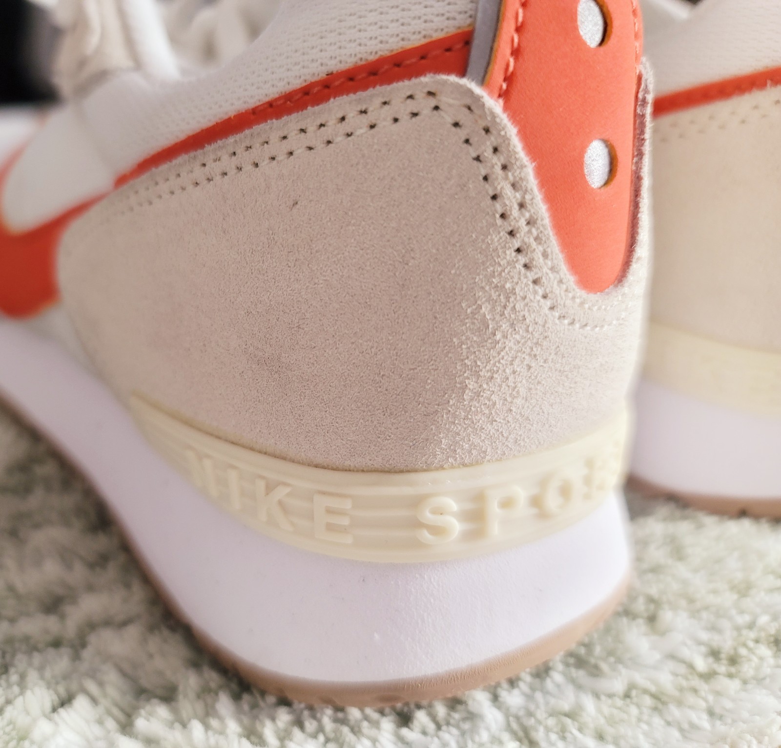 Nike Venture Runner White Orange Beige Mesh Suede Low Top Athletic Sneaker