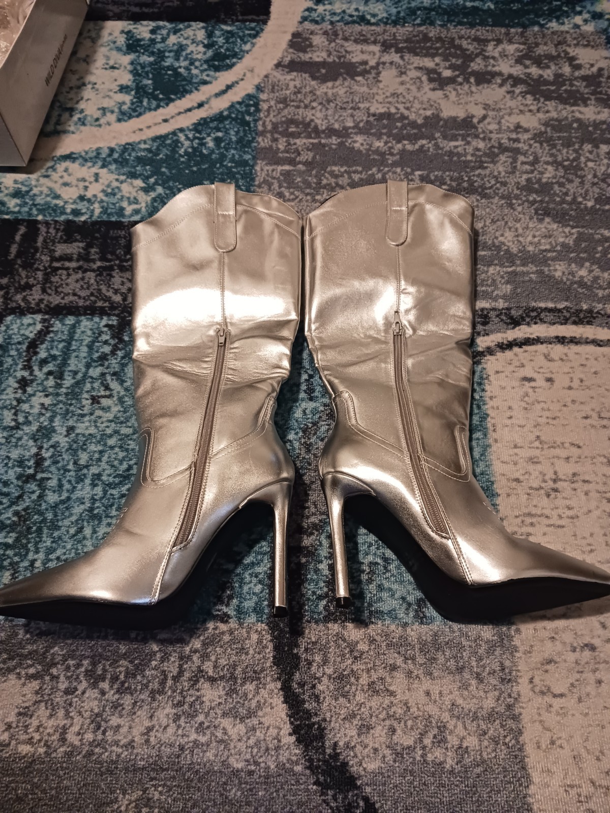 WILD DIVA LOUNGE Silver Metallic Space Cowgirl Boots Size 10
