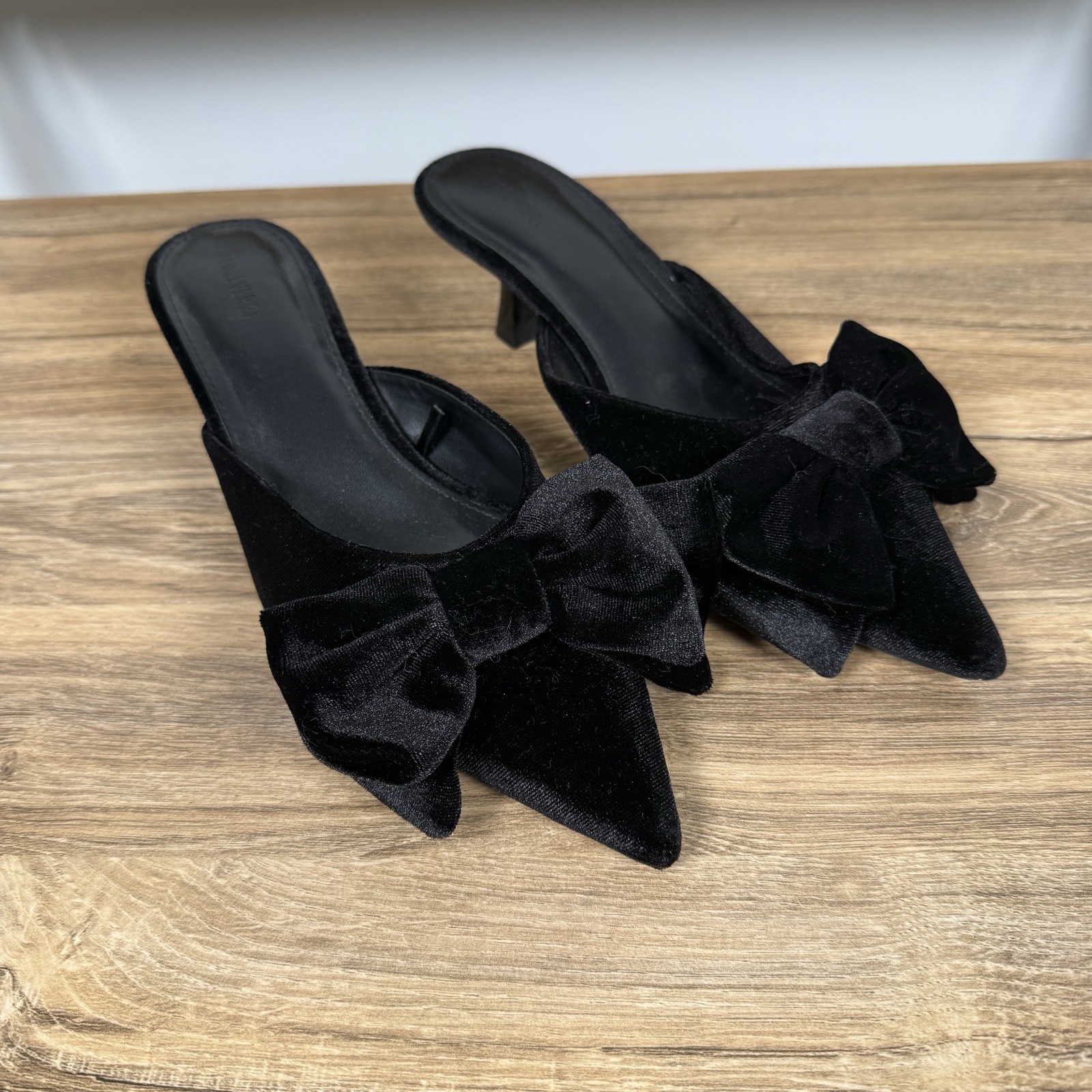 Forever 21 Kitten Heel Velvet Bow Size 8 Black Formal Semi-Formal