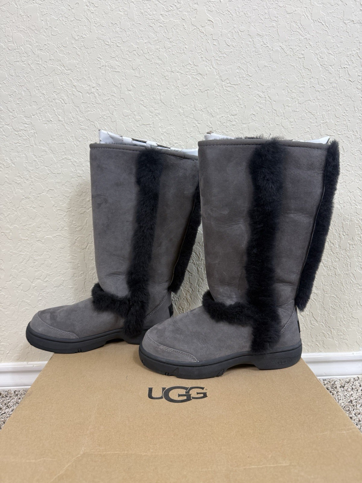 UGG Sunburst Grey Black Tall Shearling Boots Size 5 Winter Rubber Sole Womens