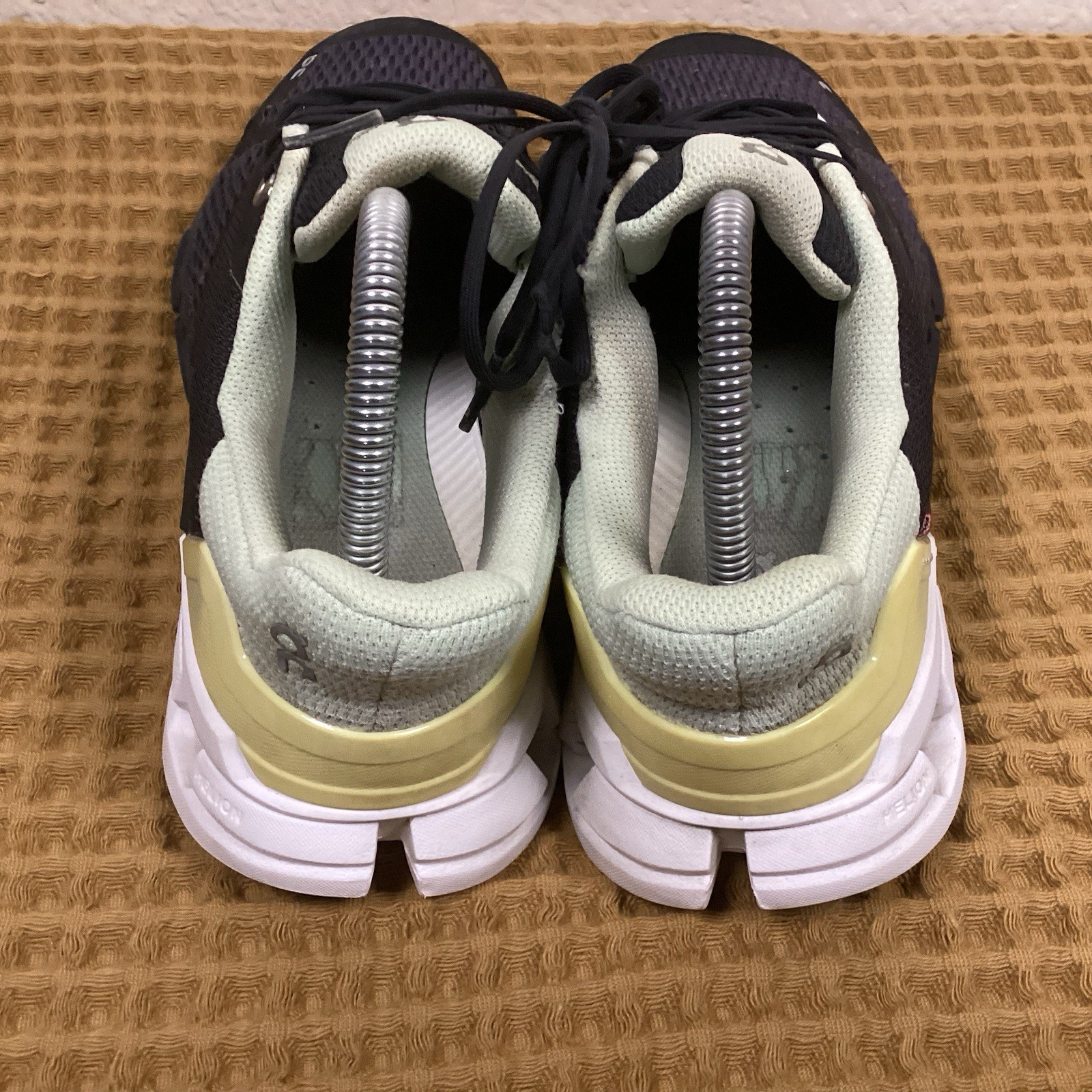 On Cloud Cloudflyer 4 Womens Sz 8 Black White Gray Athletic Running Shoes Mint