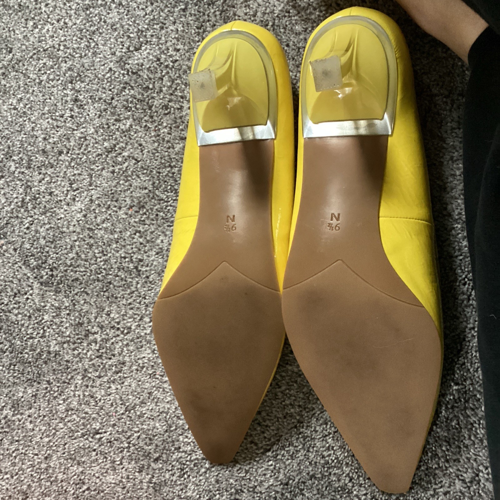 Van Eli Yellow Wrinkle Patent Leather Pumps 9.5 Narrow Kitten Clear Covered Heel
