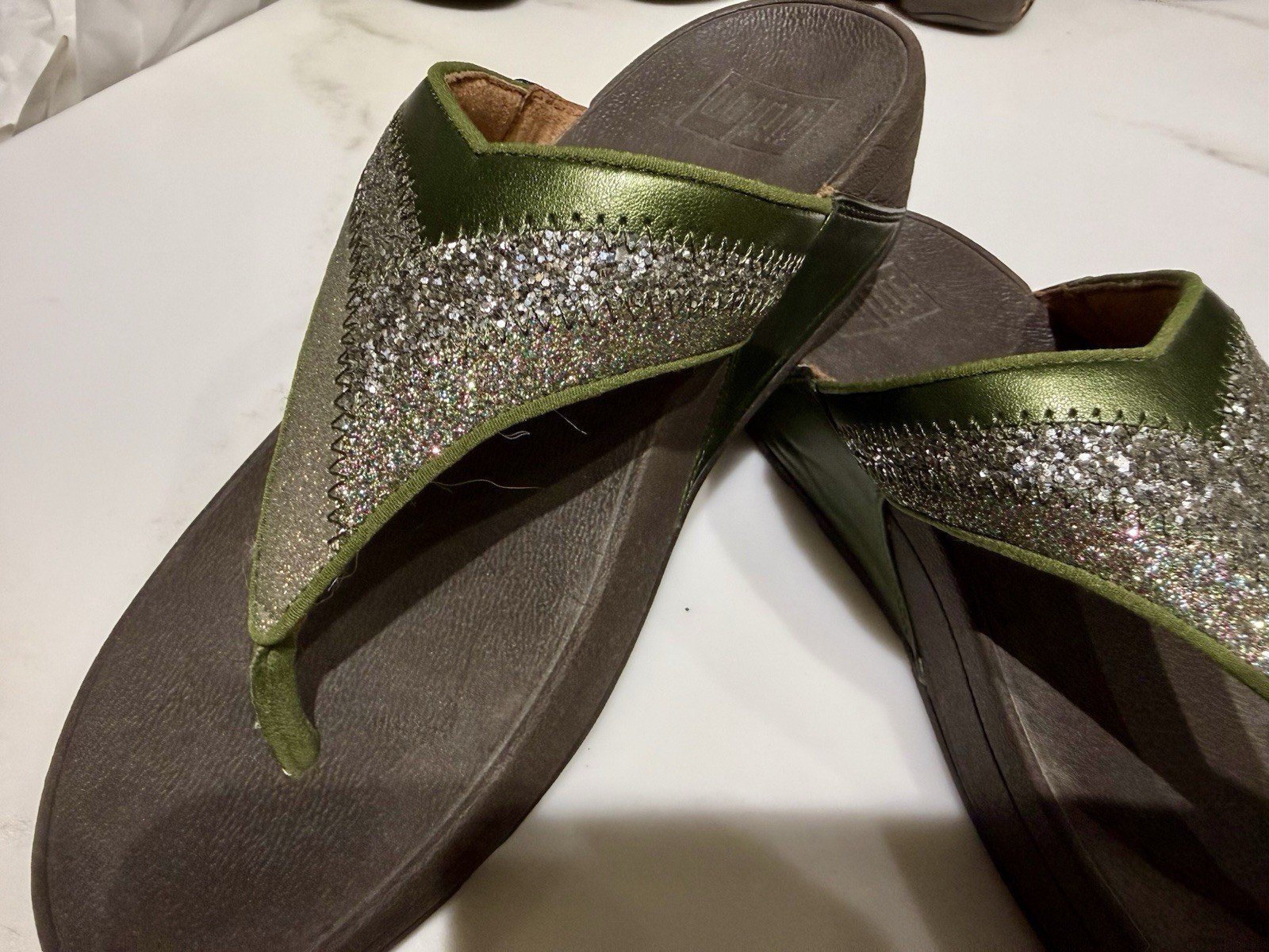 FitFlop Womens Lulu Glitter Toe Thong Sandals Metallic Green Silver 8 Comfort