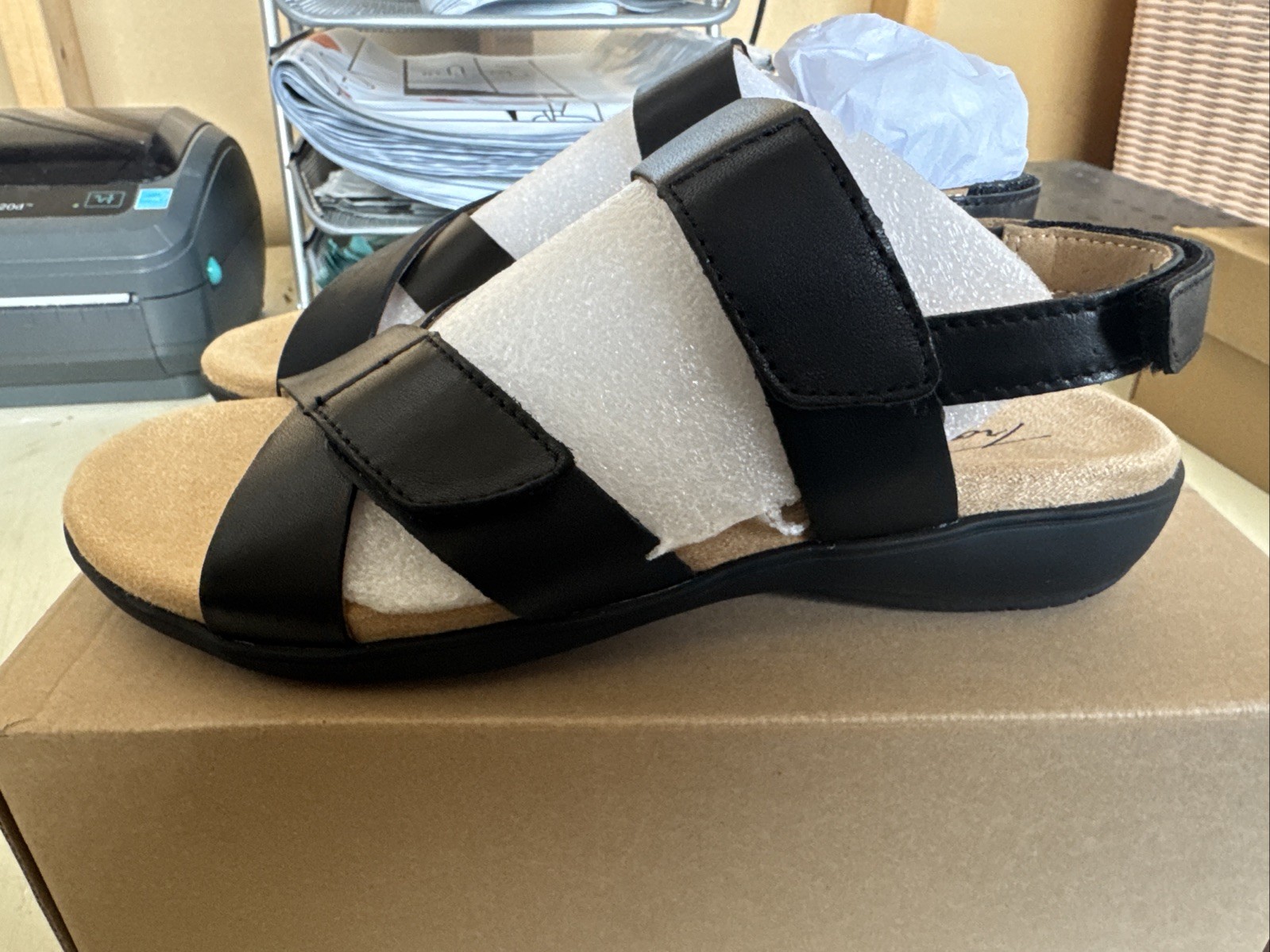 PICK SIZE / COLOR – Trotters T2417 Women River Leather Strap Strap Sandals Shoes