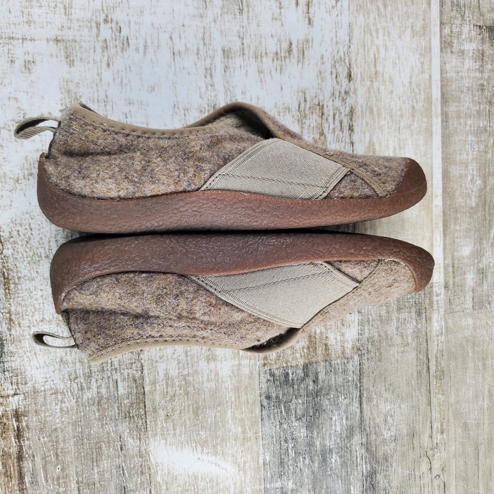 Keen Howser Wrap Womens Slippers Sz 7 Taupe Felt Fleece Lined Bump Toe Slip On
