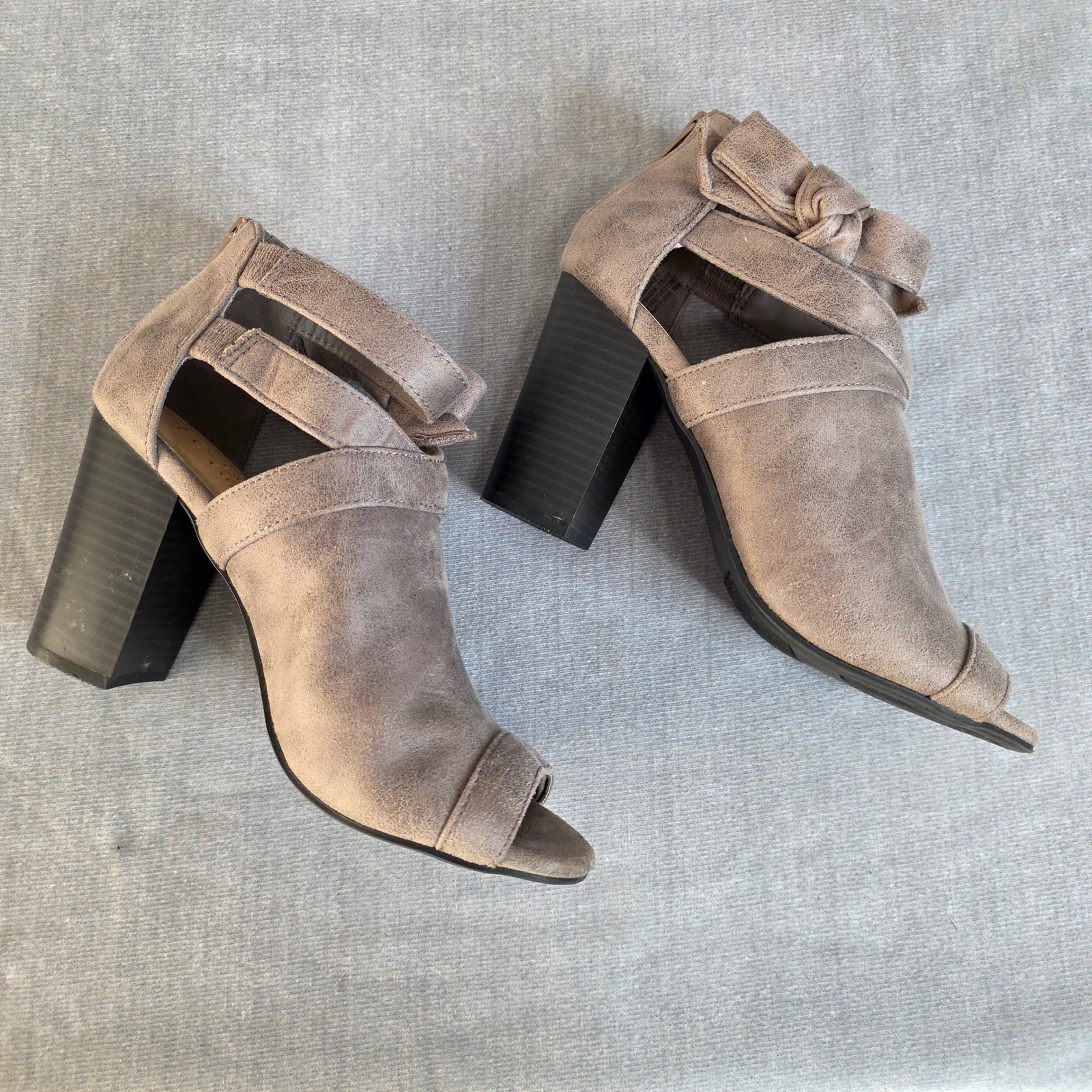 LC Lauren Conrad Peep Toe Booties Womens 7 Grey Java Bow Cut Out Block Heel