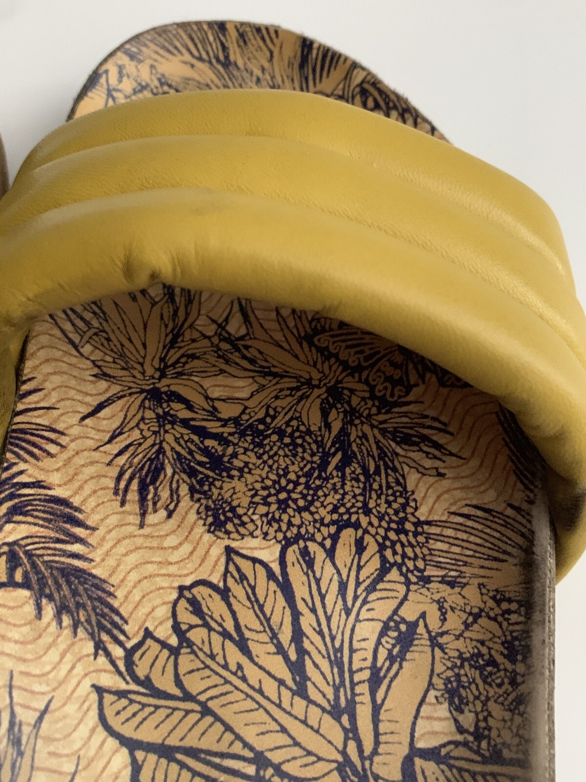 VINCE CAMUTO Chic Women’s Kandler Yellow Leather Sandals Size 6 Puffy Pool Slide