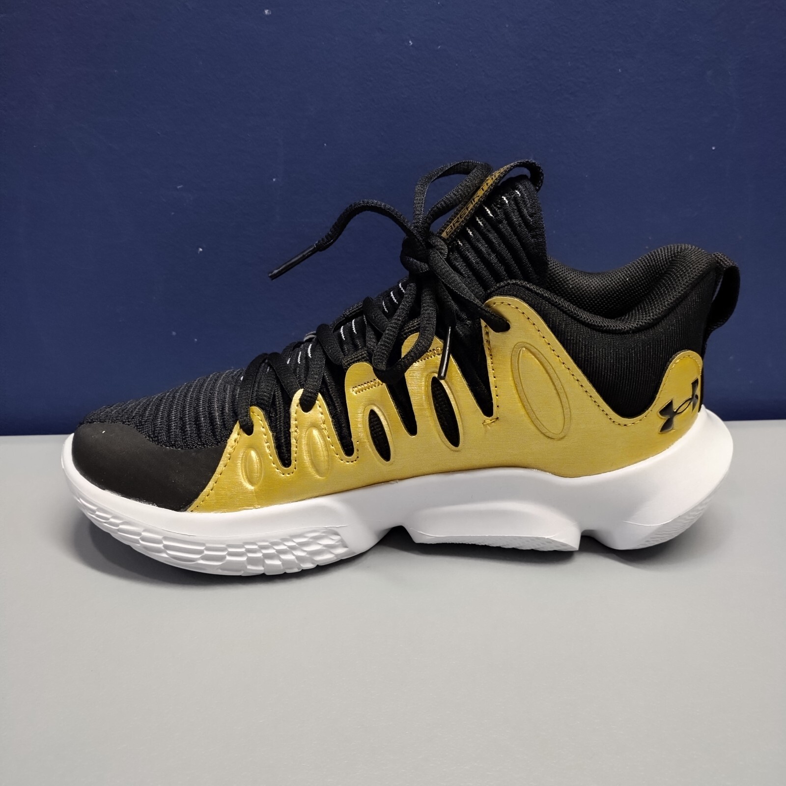 Under Armour Flow Breakthru 4 Basketball Shoes 6.5 Womens Black Gold 3026641-001