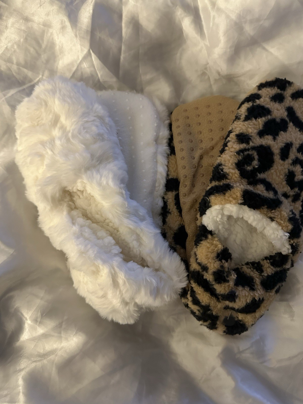 Auden 2 pairs of Fuzzy slipper socks. Leopard Print & Solid White Sz M/L (8-10)