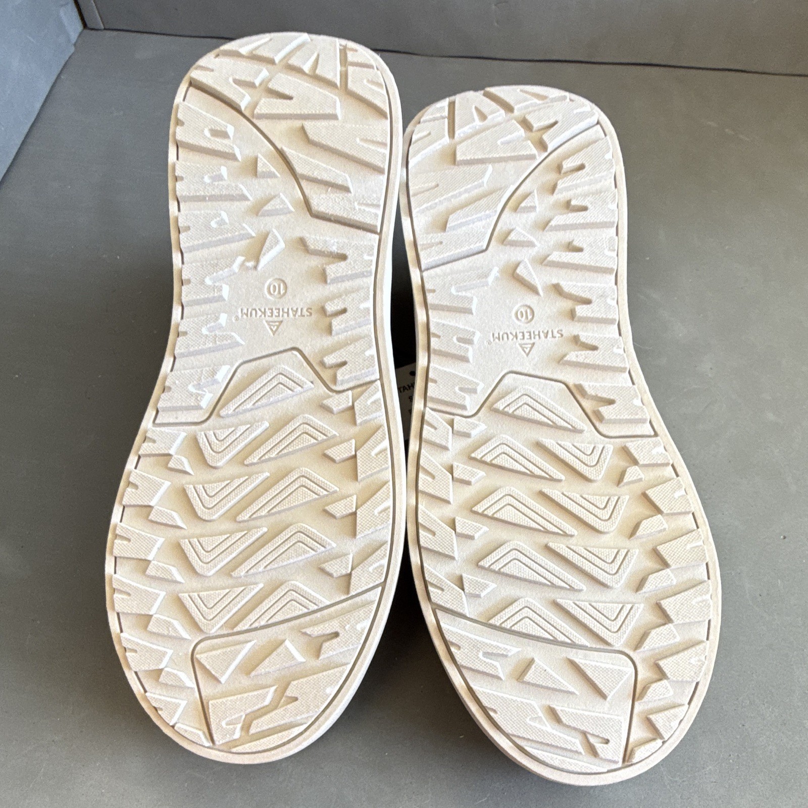 Staheekum Women Gray Quilted Slip-On Pull Tab Low Top. Size 10. Free Ship